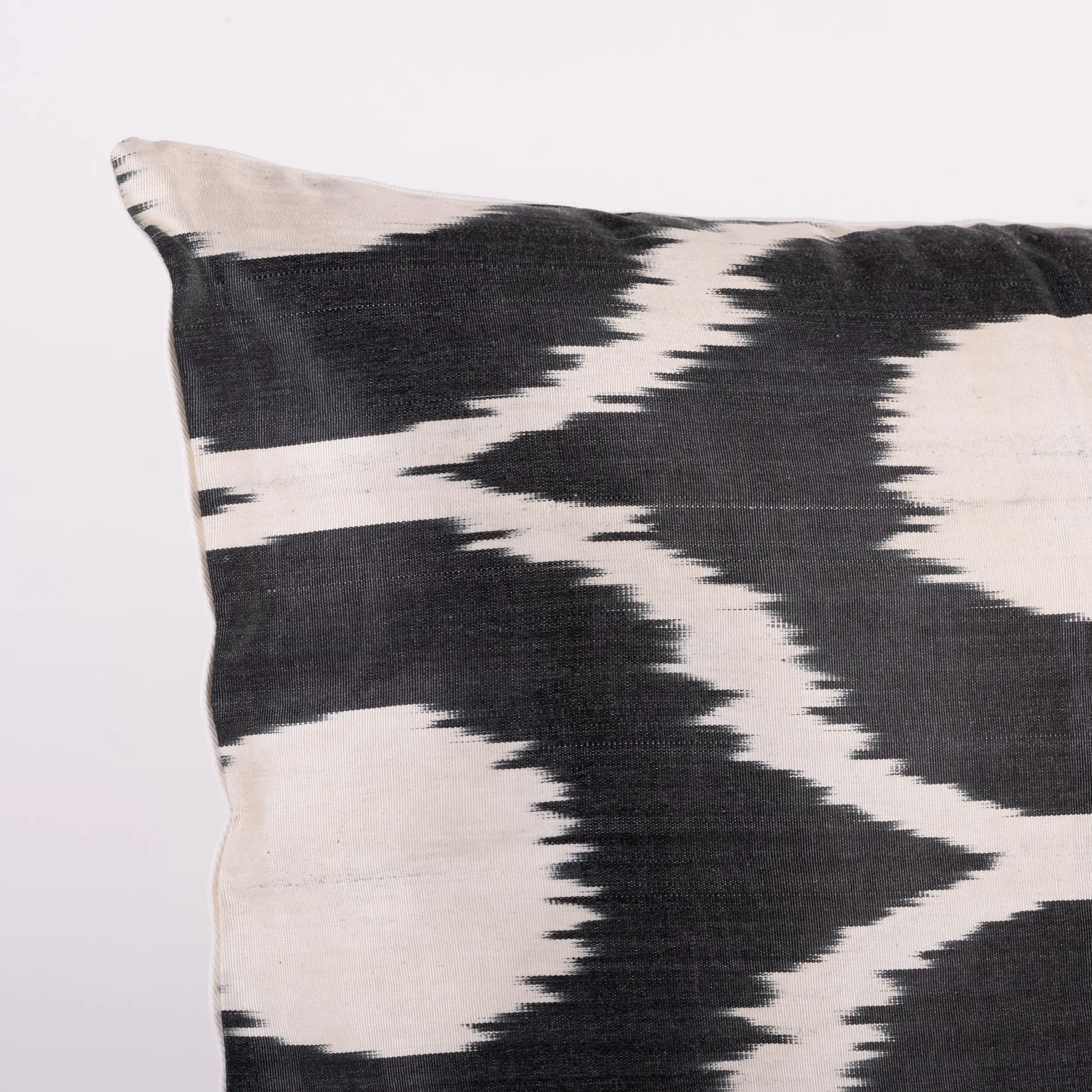 les-ottomans-kissenbezug-s239-aus-seide-ikat image 2