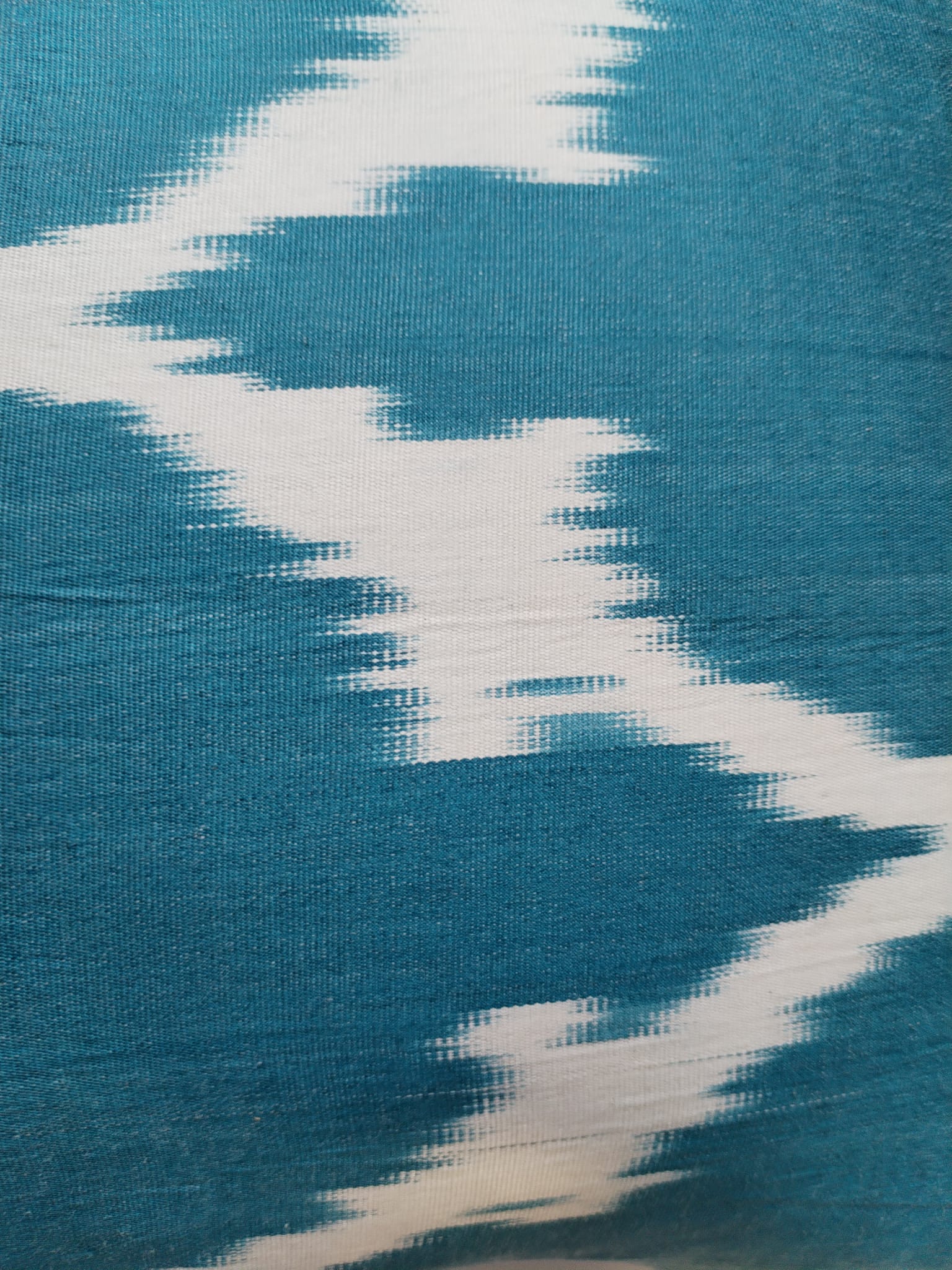 les-ottomans-ikat-kissenbezug-aus-seide-7 image 2