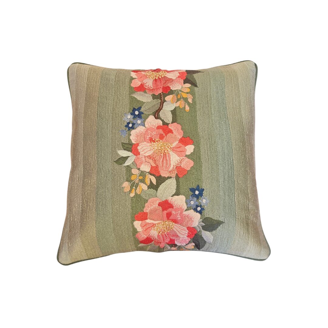 les-ottomans-sale-ebc101-bestickter-samt-kissenbezug image 1
