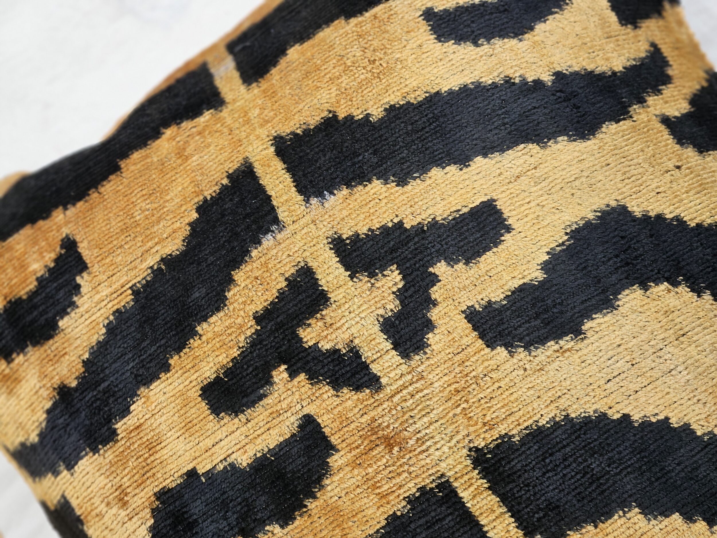 les-ottomans-seiden-samt-kissenbezug-wendekissen-ikat image 3