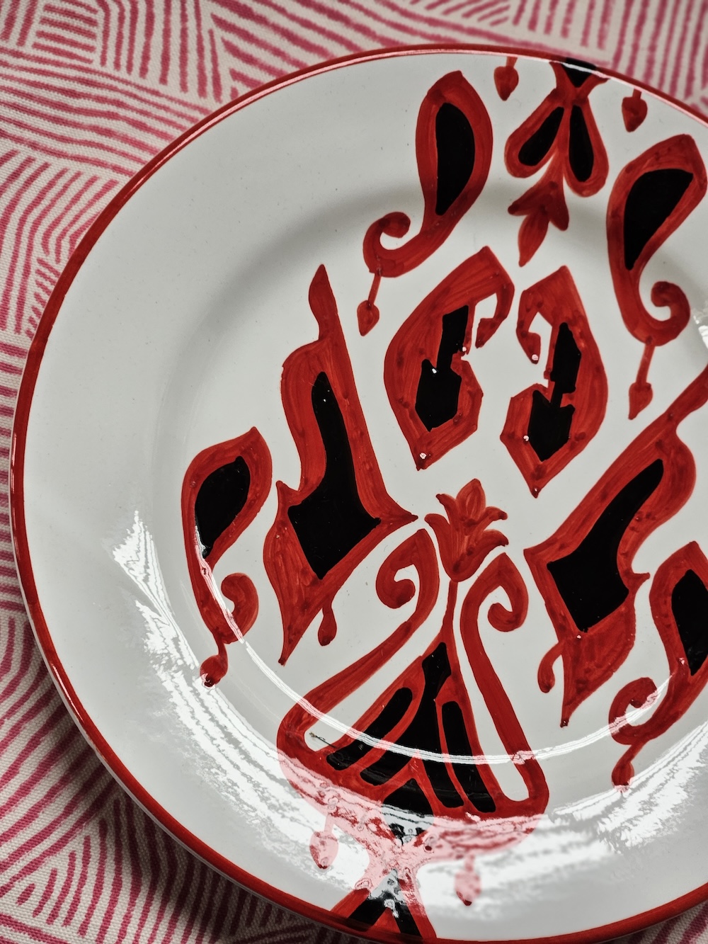 les-ottomans-ikat-essteller-aus-handbemalter-keramik image 2