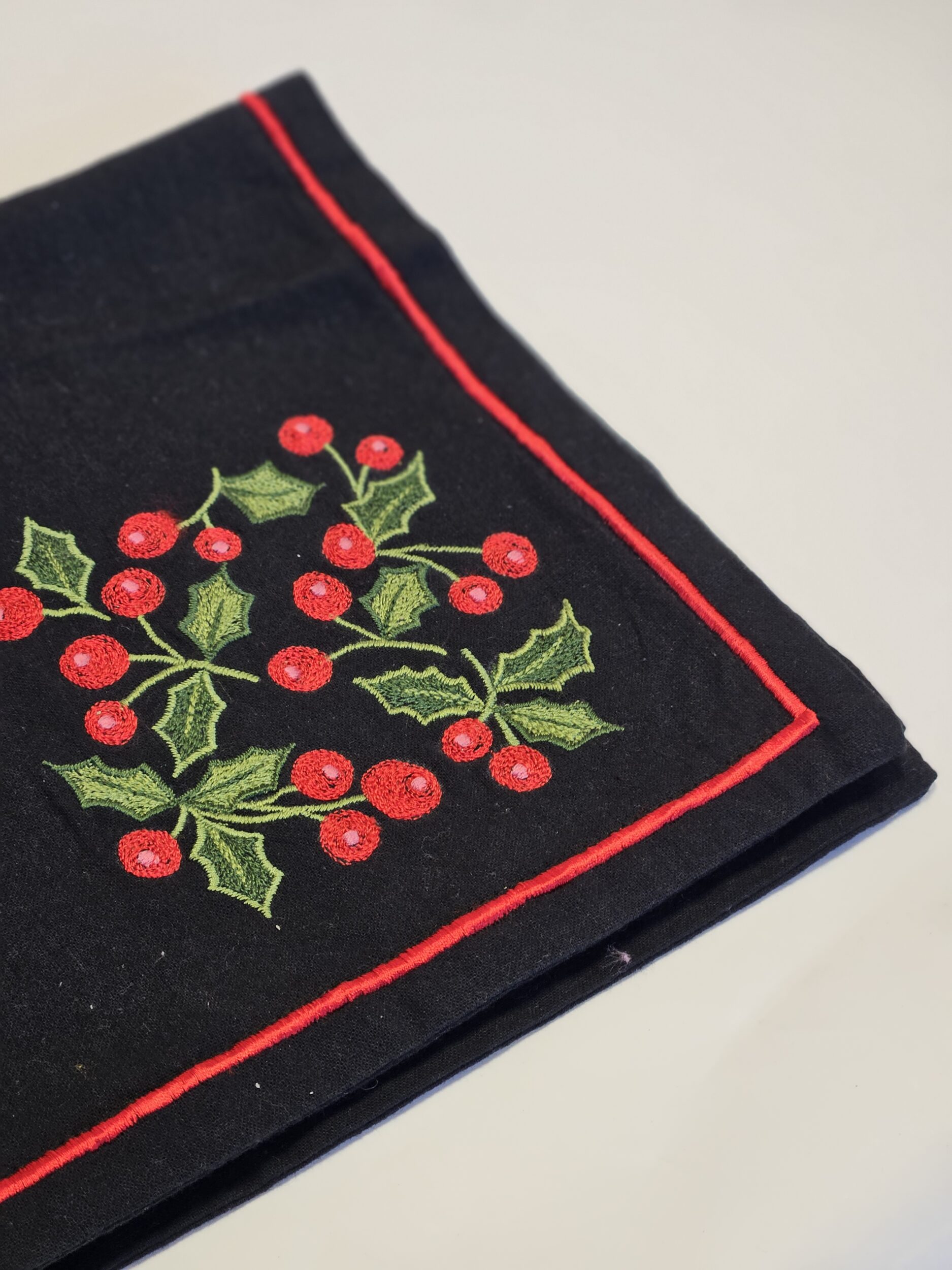 les-ottomans-serviette-aus-bestickter-baumwolle image 2