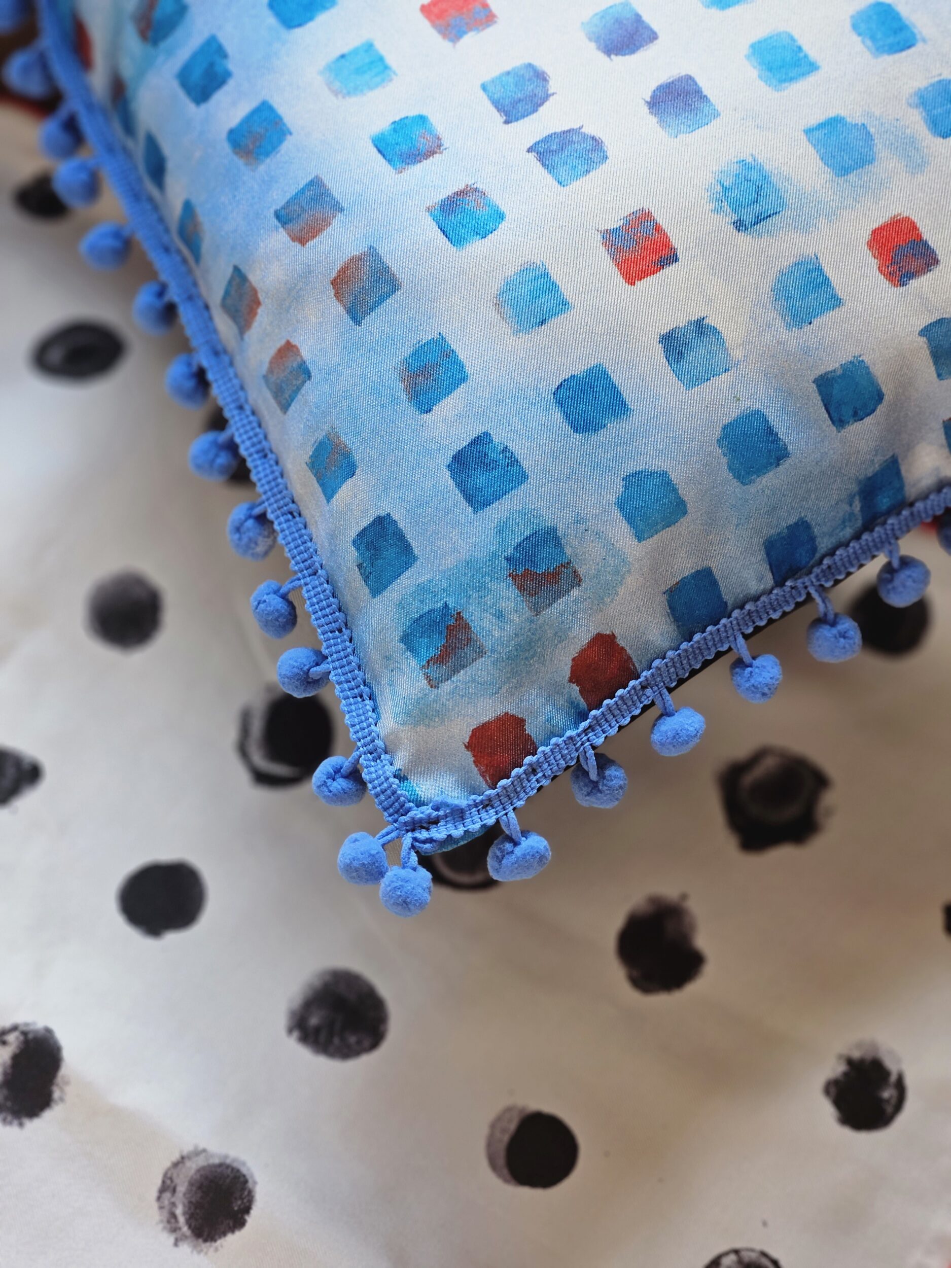 les-ottomans-kissenbezug-aus-seide-blue-polka-dot-tassel image 2