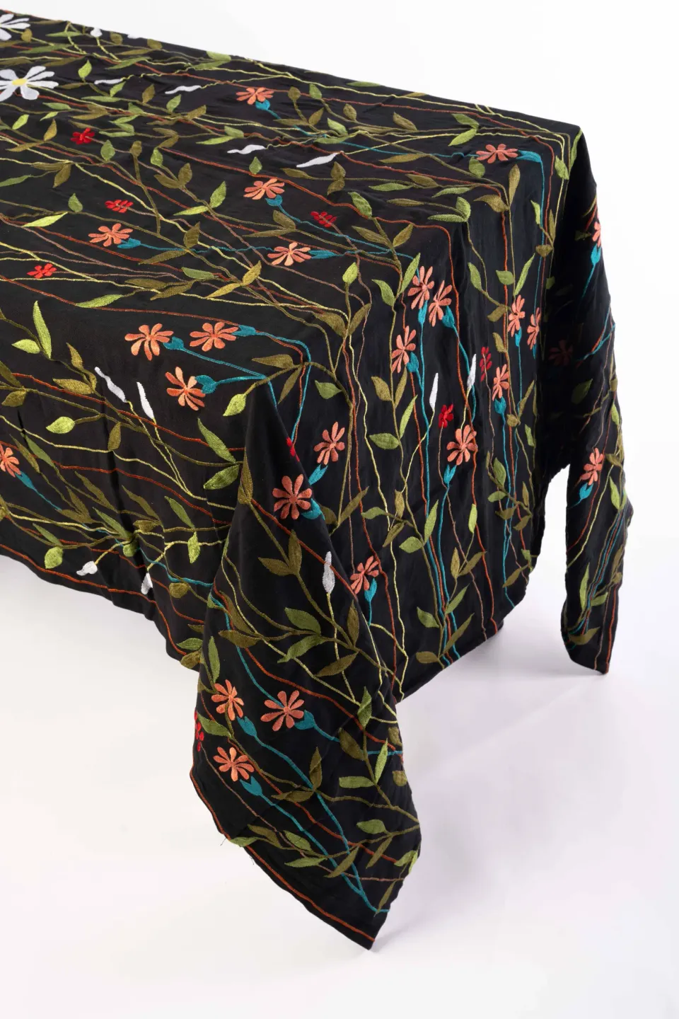 les-ottomans-ebtblack-tischdecke-aus-baumwolle-schwarz-mit-blumenstickerei image 1