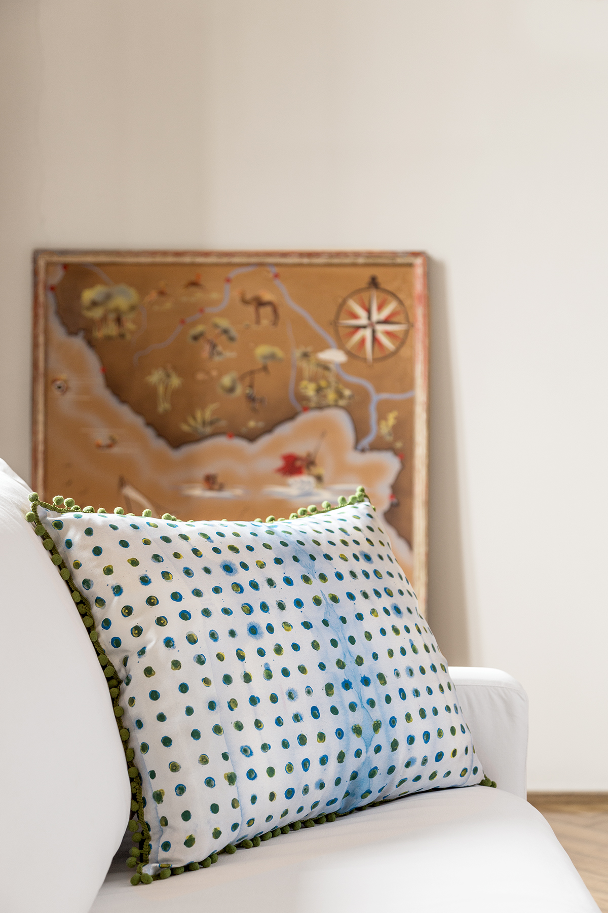 les-ottomans-kissenbezug-seide-green-polka-dot-tassel image 2