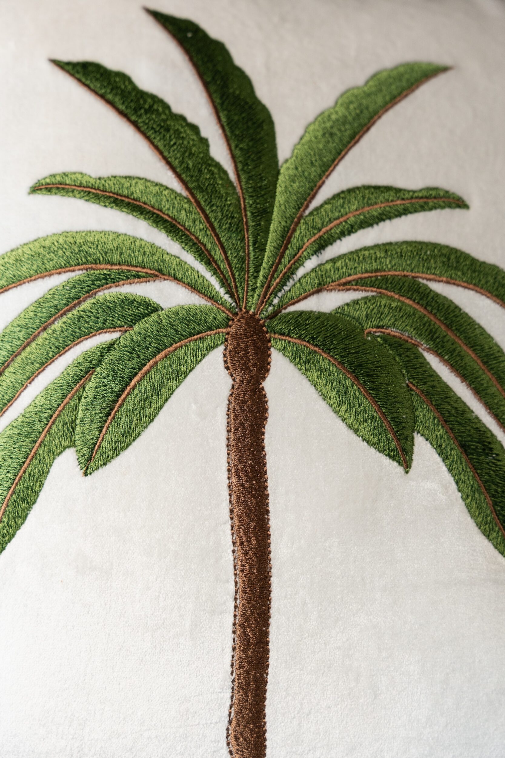 les-ottomans-ebc84-kissenbezug-samt-bestickt-palme image 3