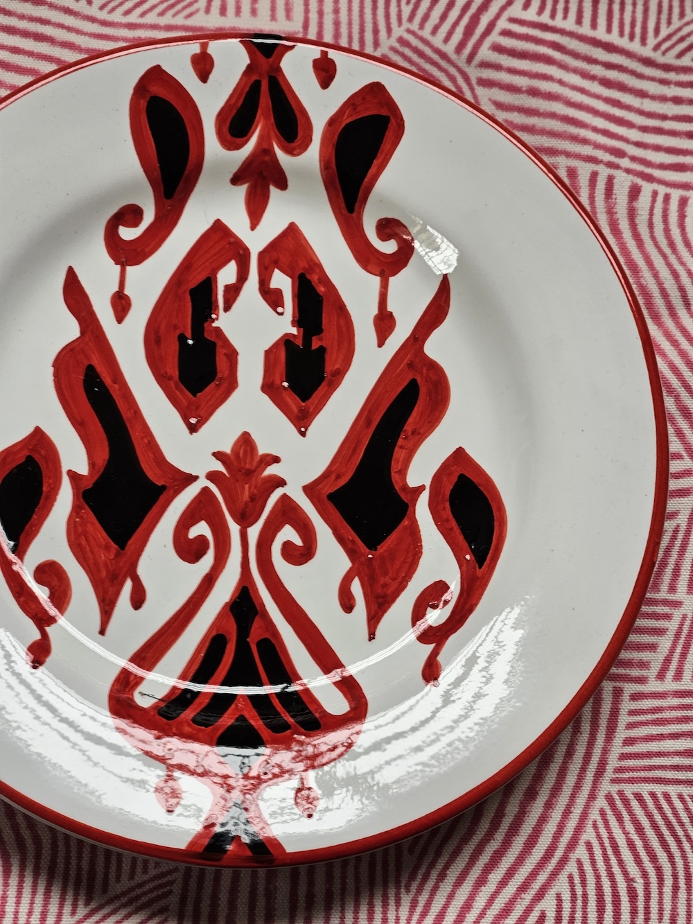 les-ottomans-ikat-essteller-aus-handbemalter-keramik image 3