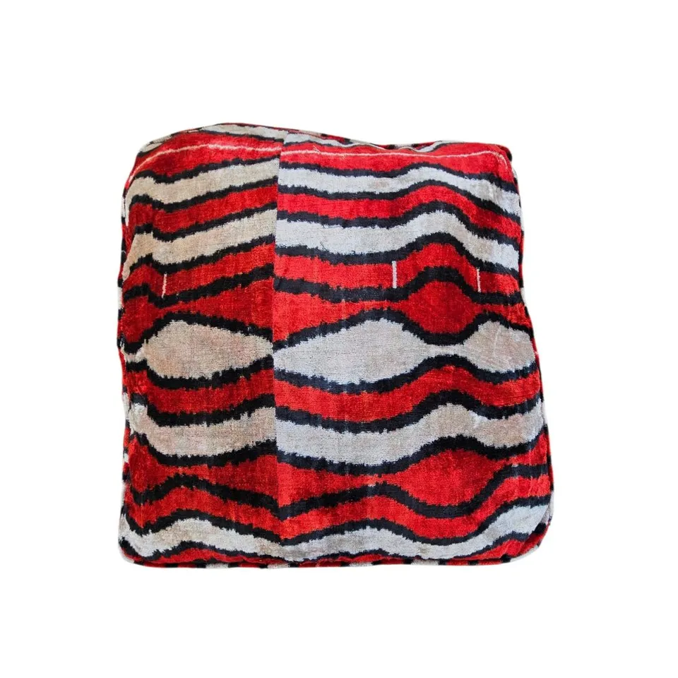 les-ottomans-bodenkissen-samt-seide-ikat image 1