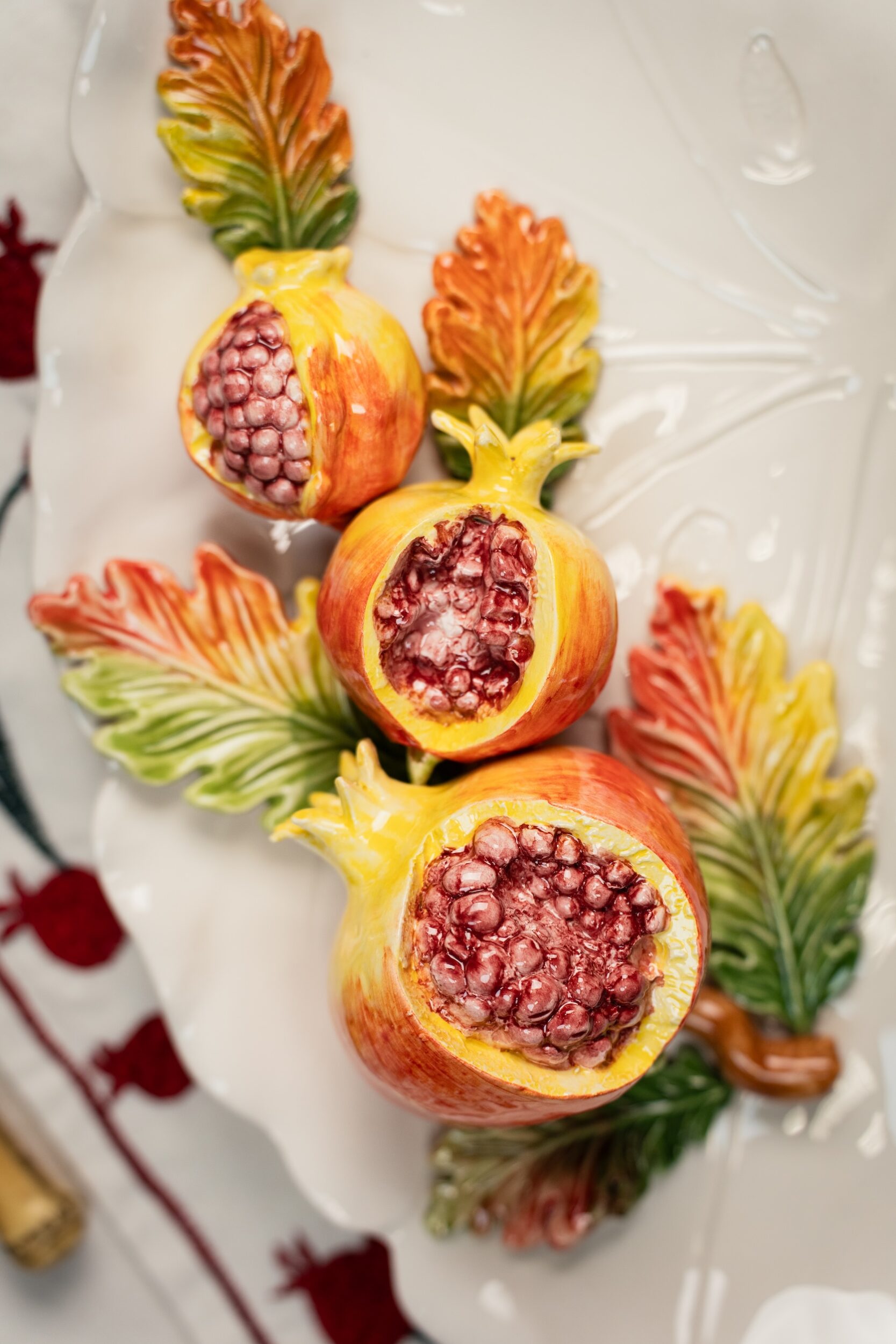 les-ottomans-melograno-pom09-gro-es-tablett-in-blattform-aus-keramik image 3