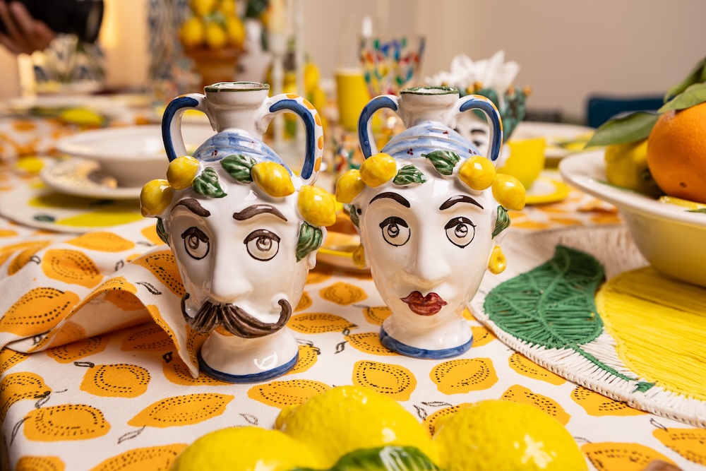 les-ottomans-sculture-siciliane-2er-set-lflaschen-aus-handbemalter-keramik image 2