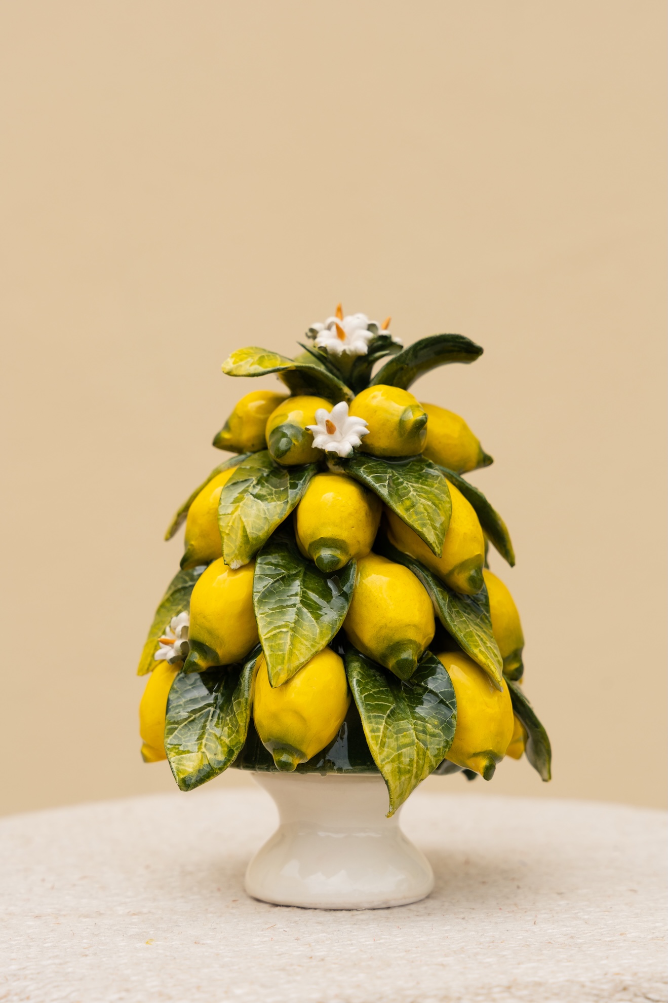 les-ottomans-pyramiden-centerpiece-aus-keramik-zitronen-und-blumen image 2