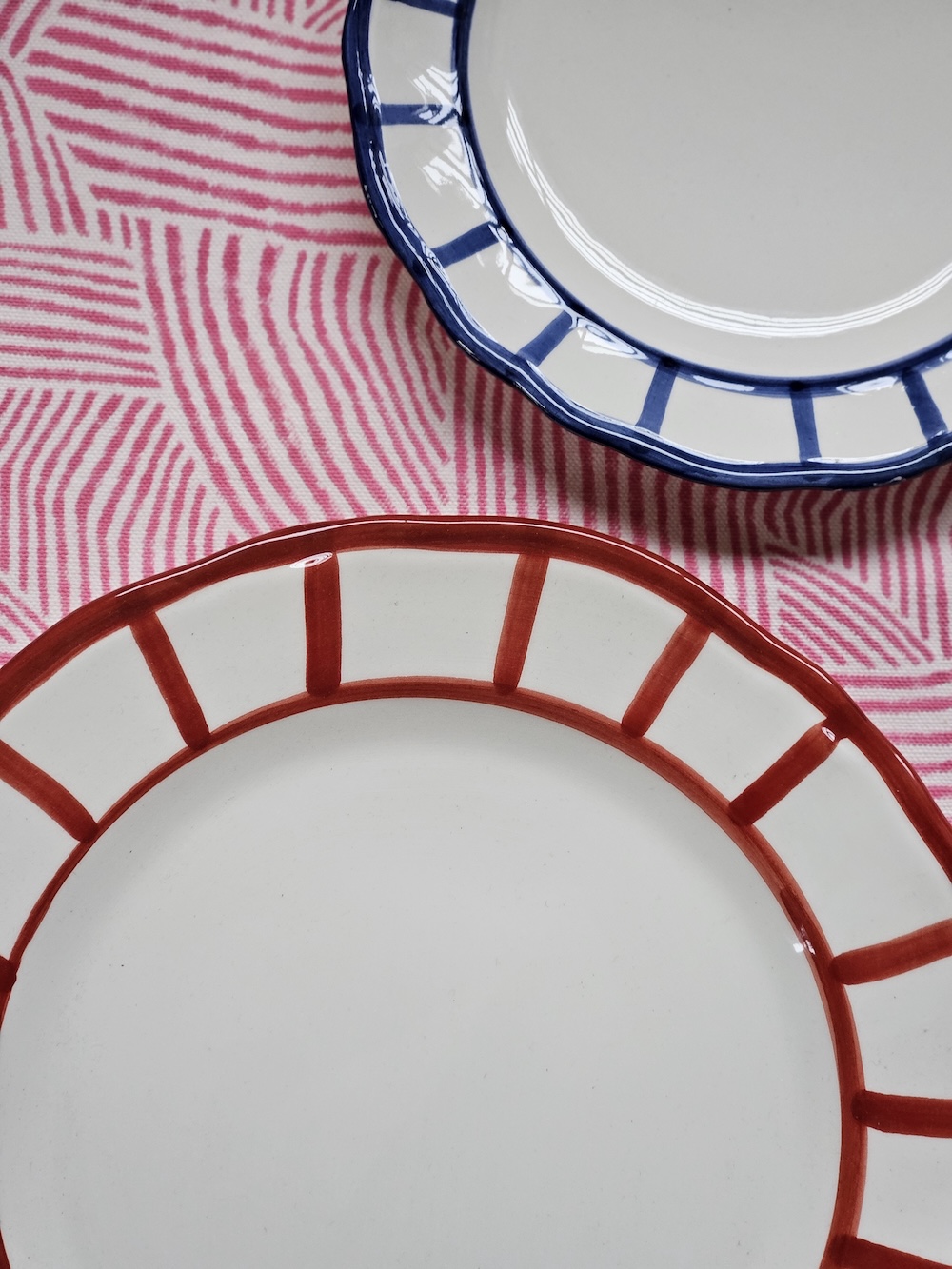 les-ottomans-teller-set-gestreifte-keramik-2-teilig-handbemalt image 3