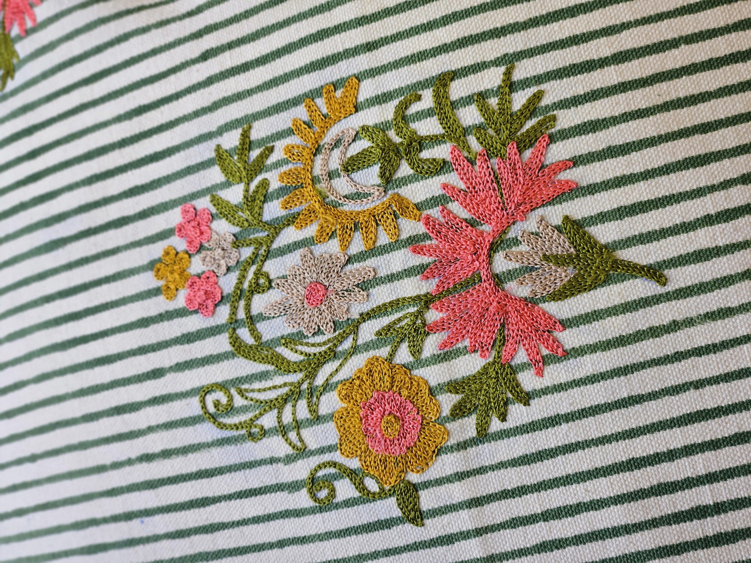 les-ottomans-kissenbezug-baumwolle-handdruck-blumenstickerei image 3