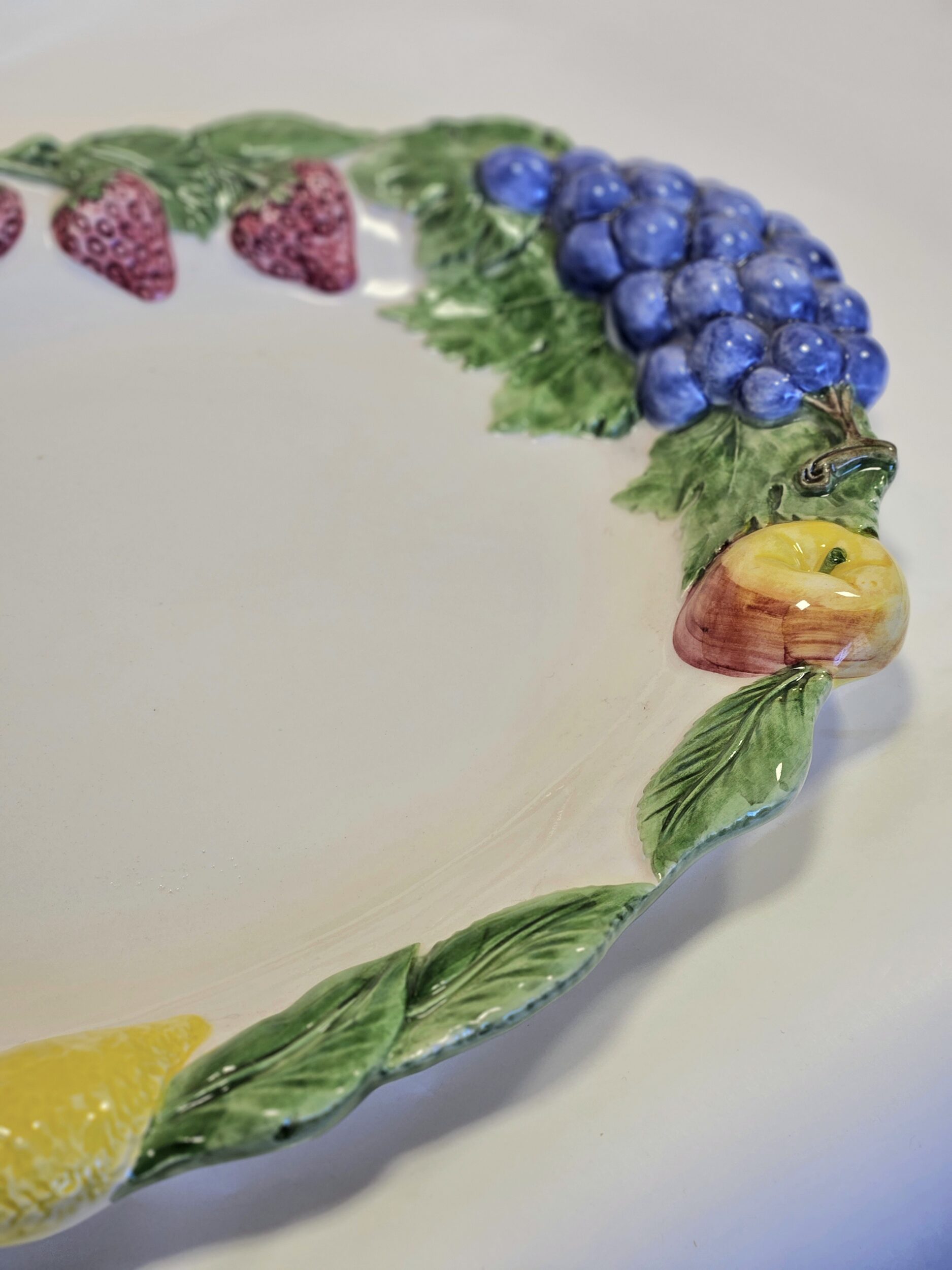 les-ottomans-berries-keramik-tablett-handbemalt-mit-beeren-motiv image 2