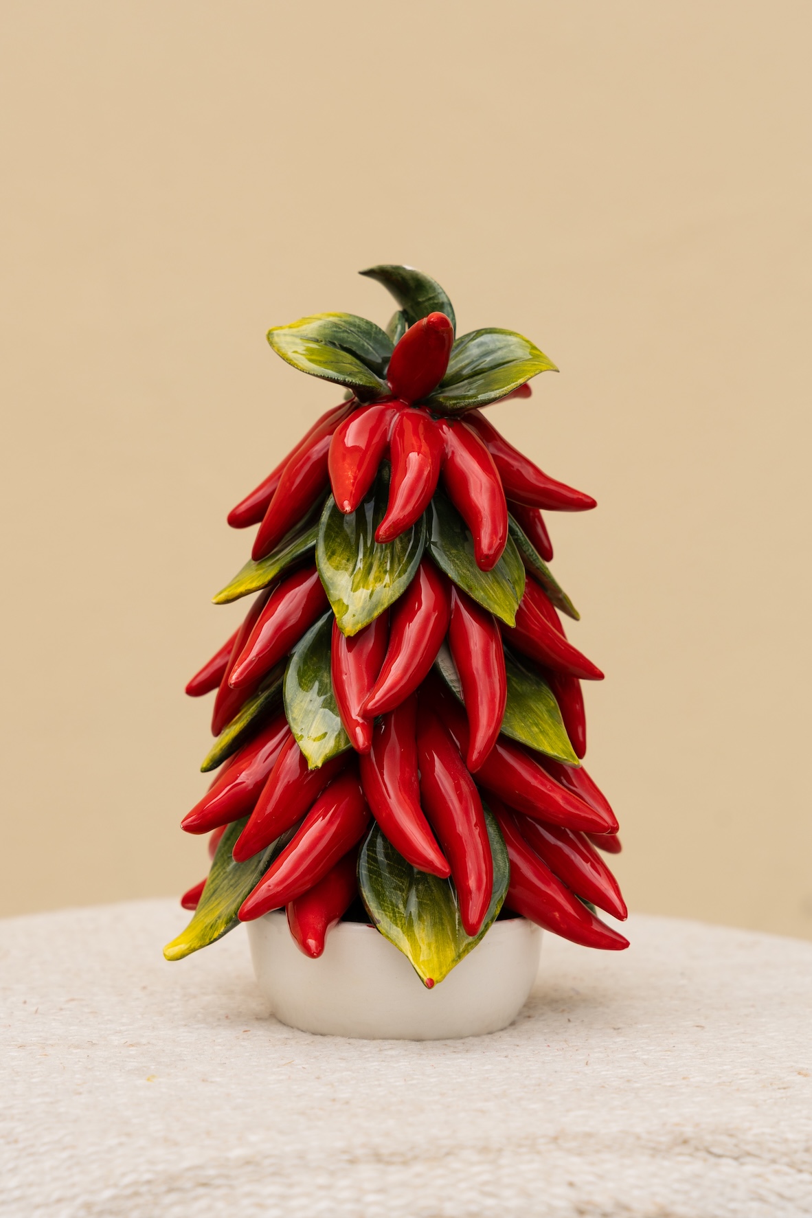 les-ottomans-peperoncini-pyramide-centerpiece-keramik-handbemalt image 3