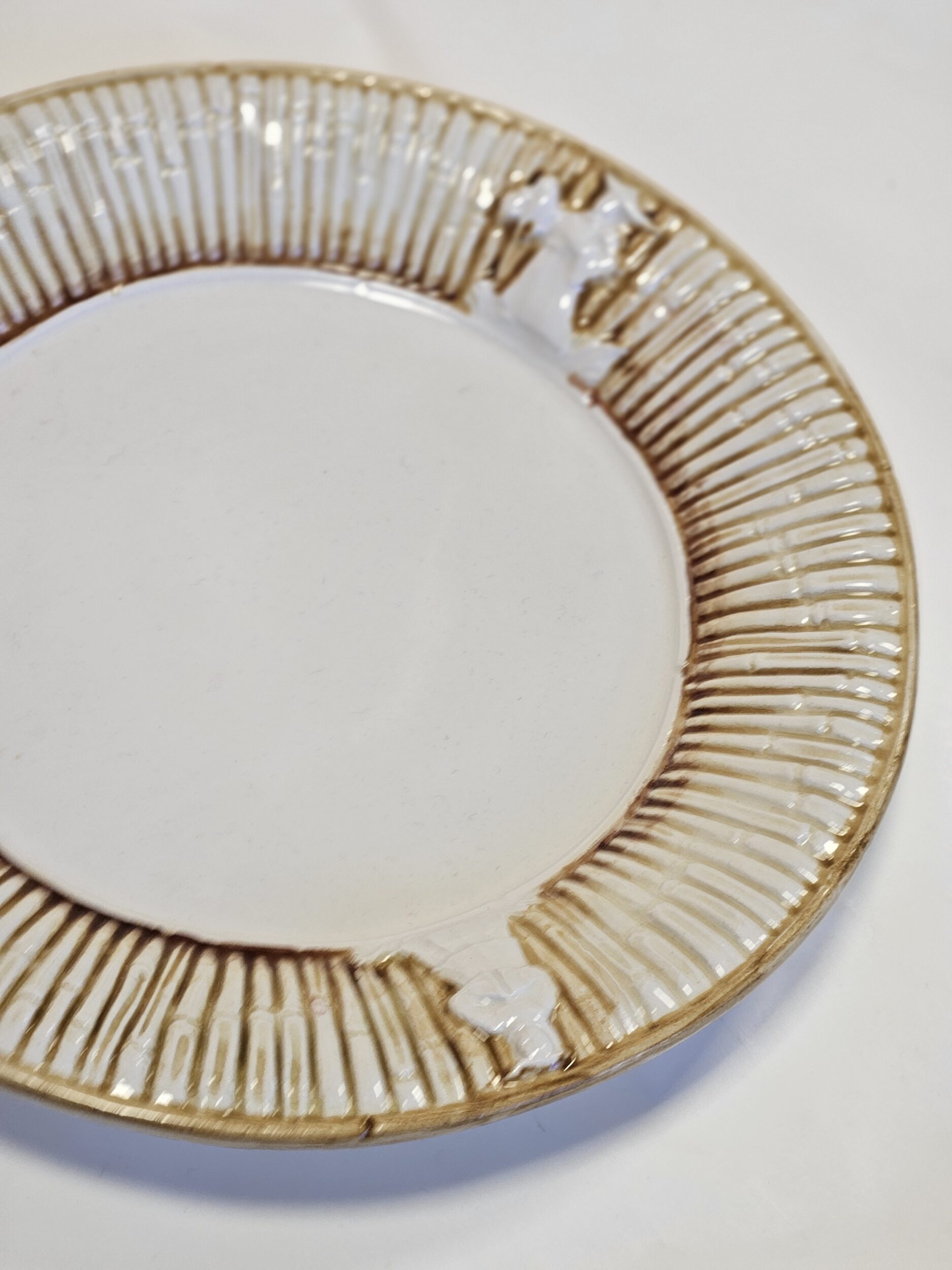les-ottomans-chinoiserie-platzteller-aus-handbemalter-keramik image 2