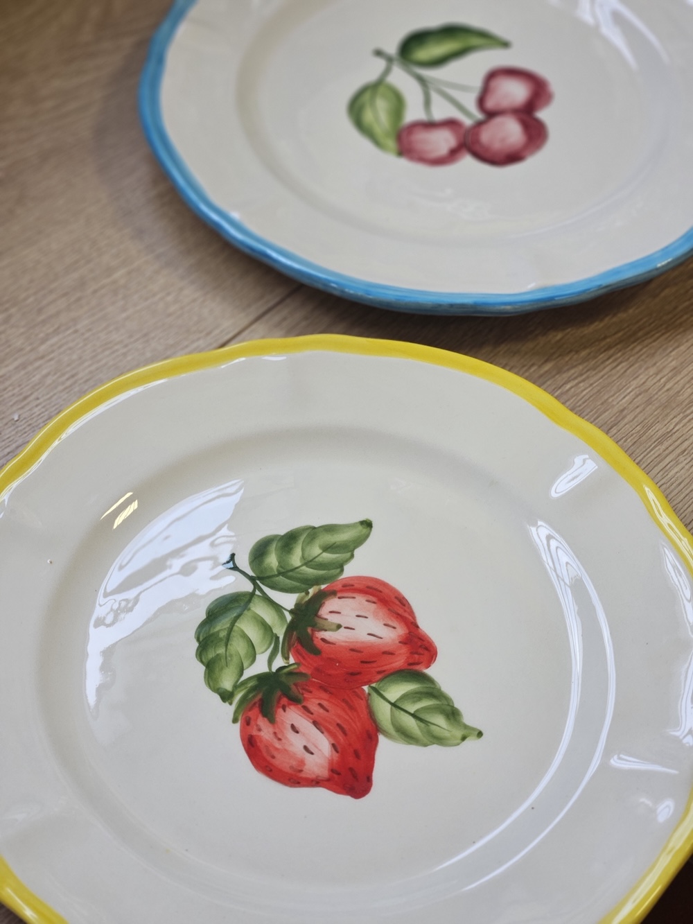 les-ottomans-dessertteller-keramik-handbemalt-erdbeeren-kirschen image 2