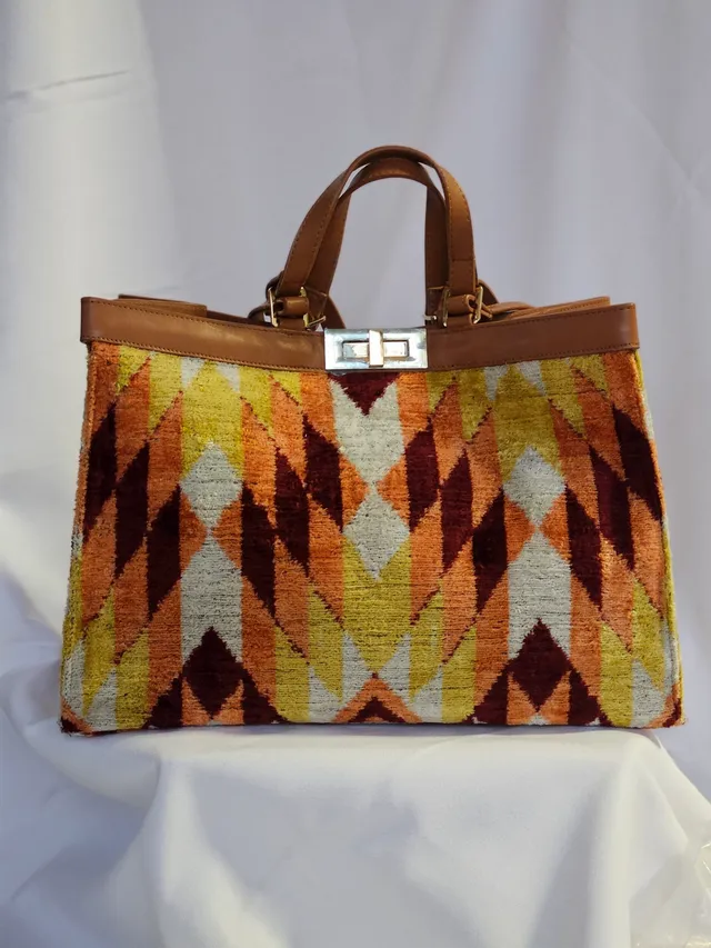 les-ottomans-grande-15-tote-bag-aus-seiden-samt-mit-ikat-muster image 1