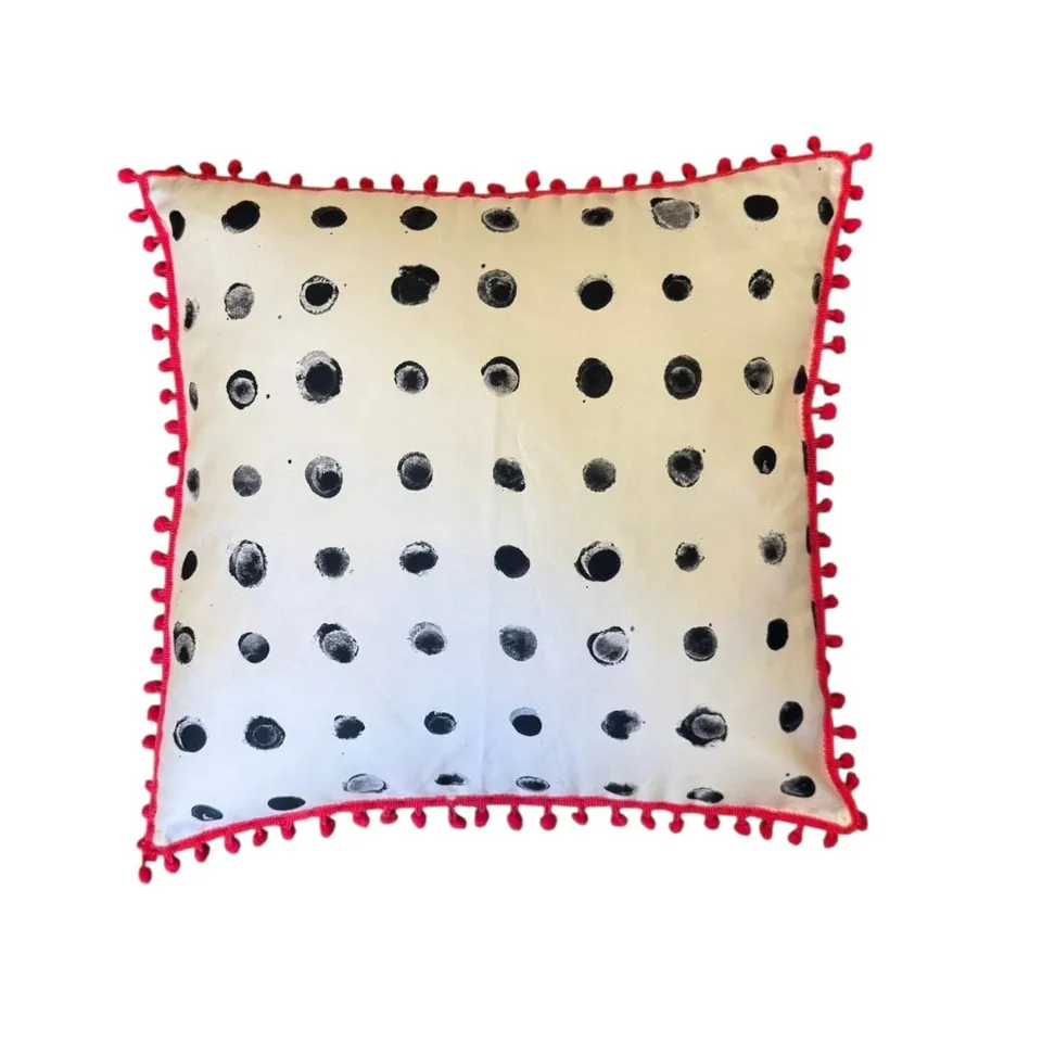 les-ottomans-kissenbezug-black-polka-dot-tassel-seide image 1