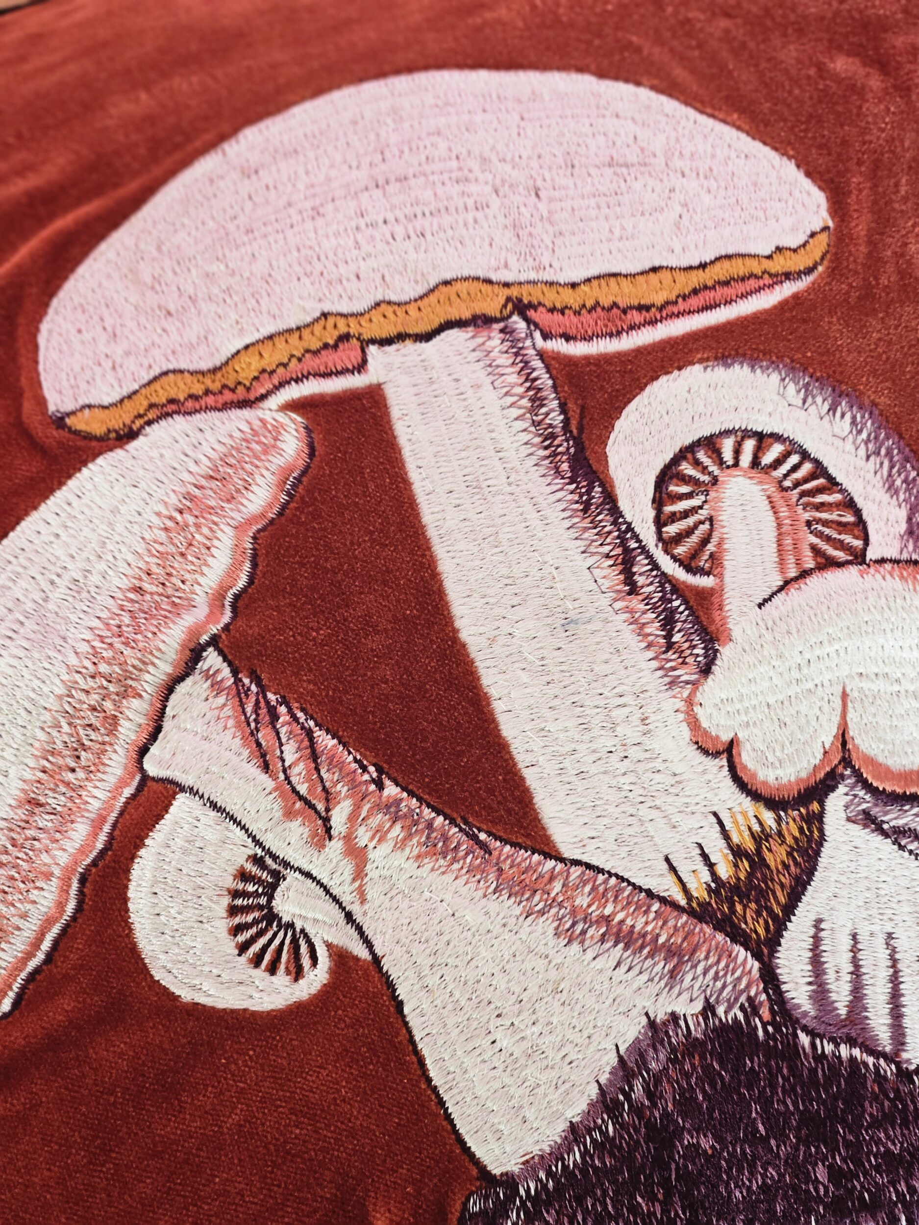 les-ottomans-funghi-kissenbezug-baumwollsamt-pilze-bestickt image 2