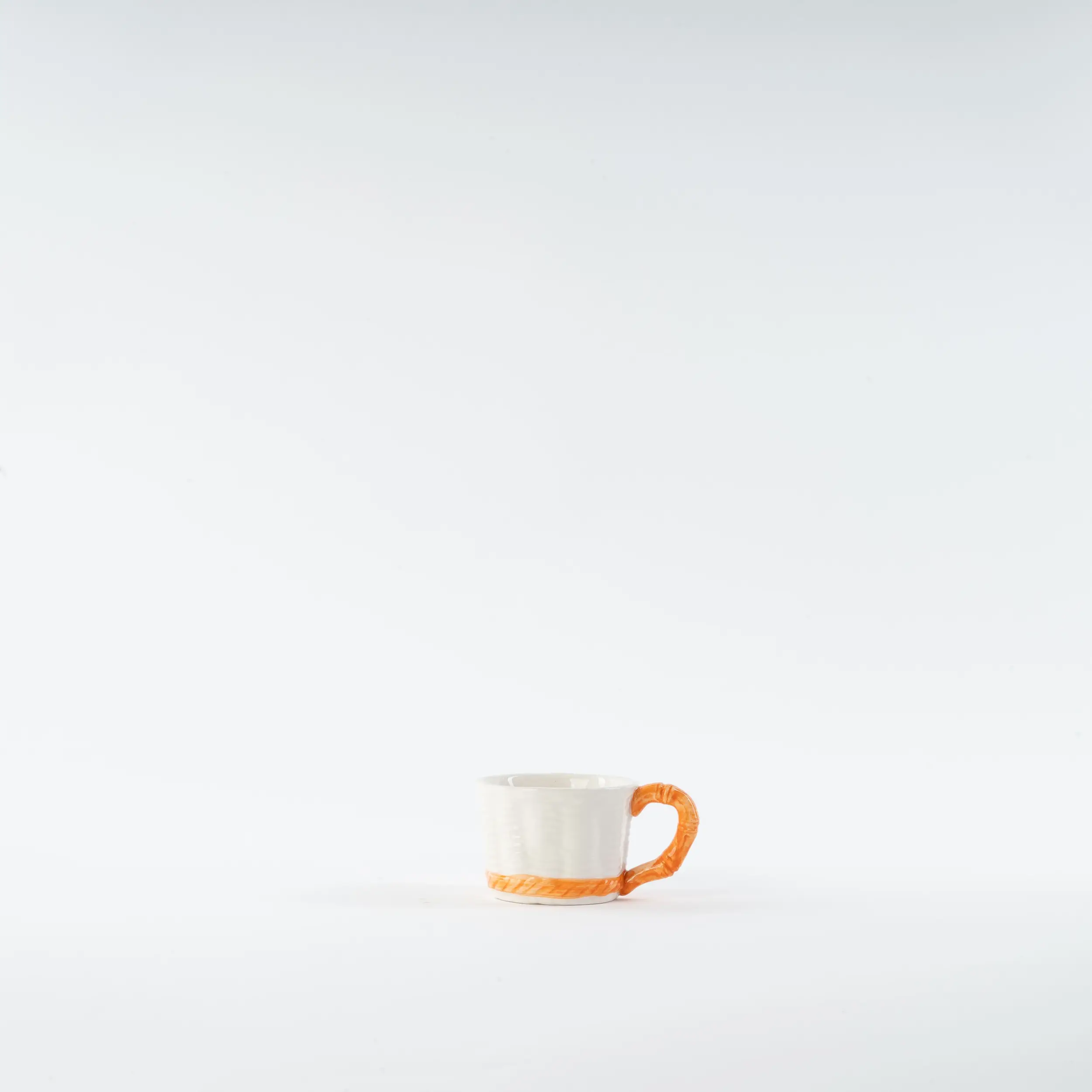les-ottomans-wicker-orange-keramik-kaffeetasse-mit-untertasse image 1