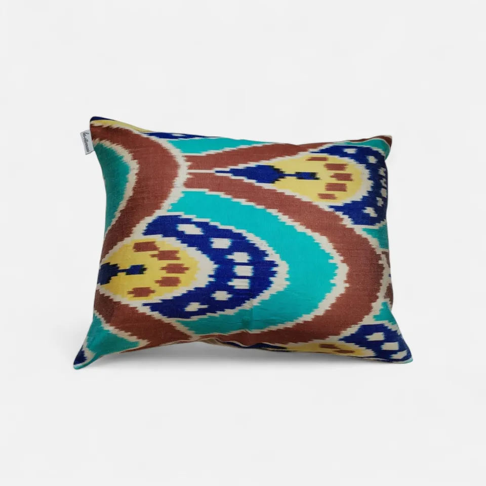 les-ottomans-kissenbezug-seide-ikat-dekokissen image 1