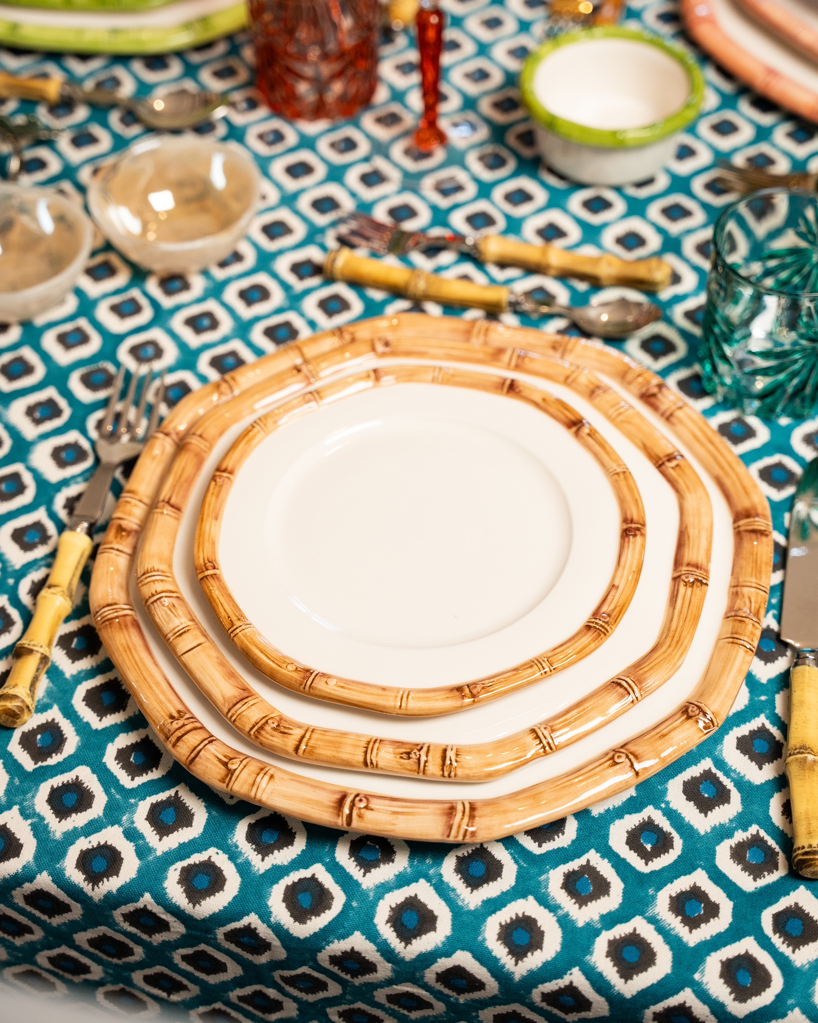 les-ottomans-bamboo-keramikteller-braun-handbemalt image 2