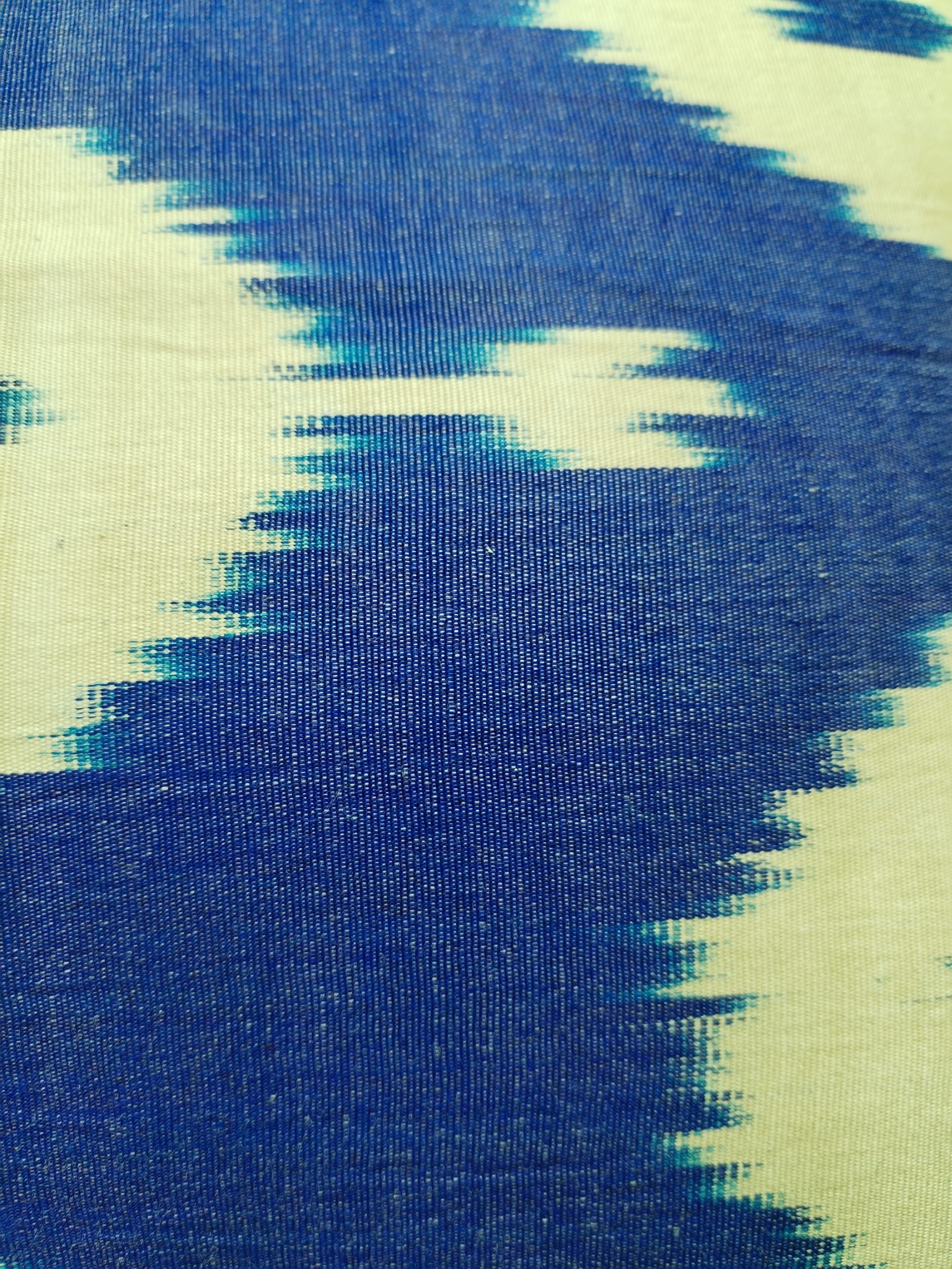 les-ottomans-ikat-kissenbezug-aus-seide-6 image 2