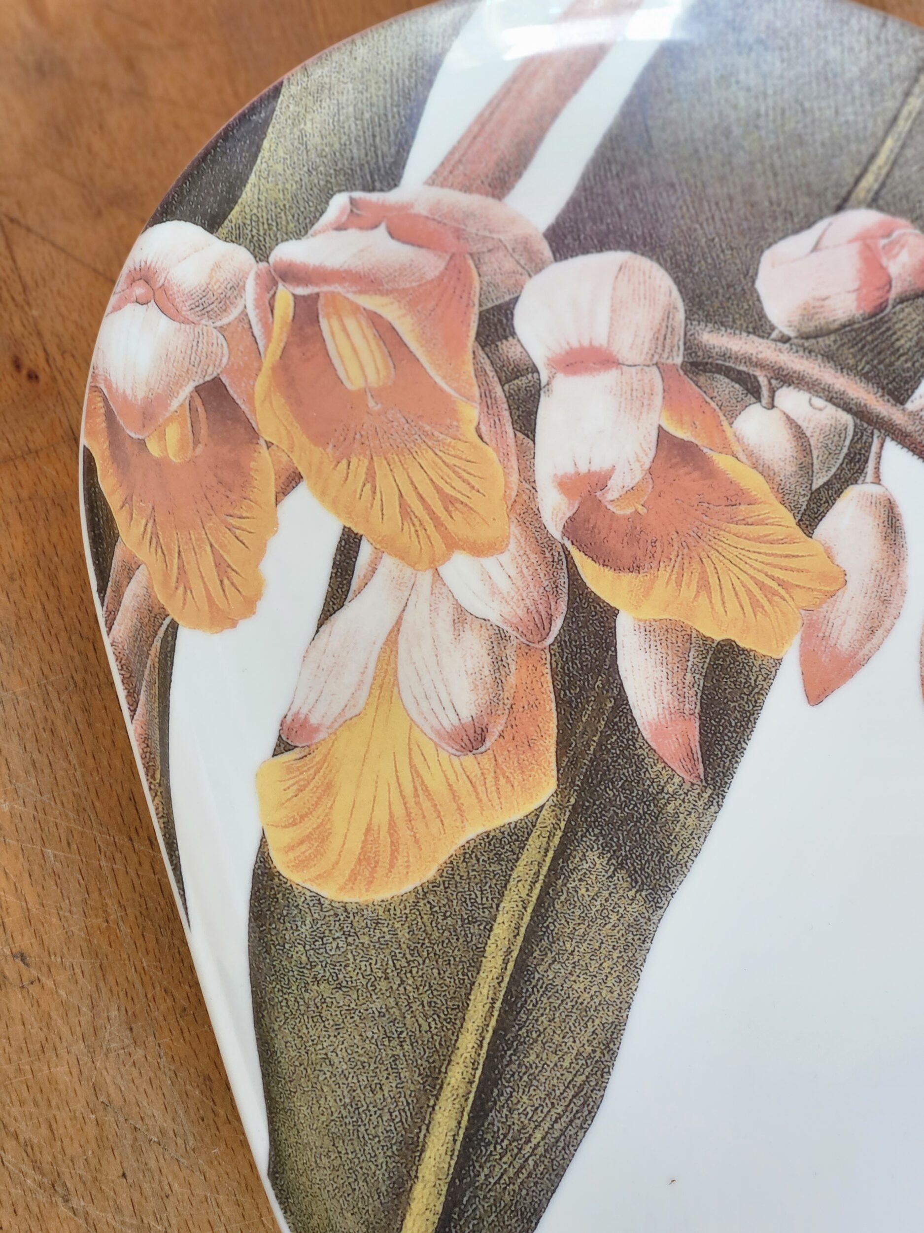 les-ottomans-tablett-aus-porzellan-mit-blumen-dekor image 2