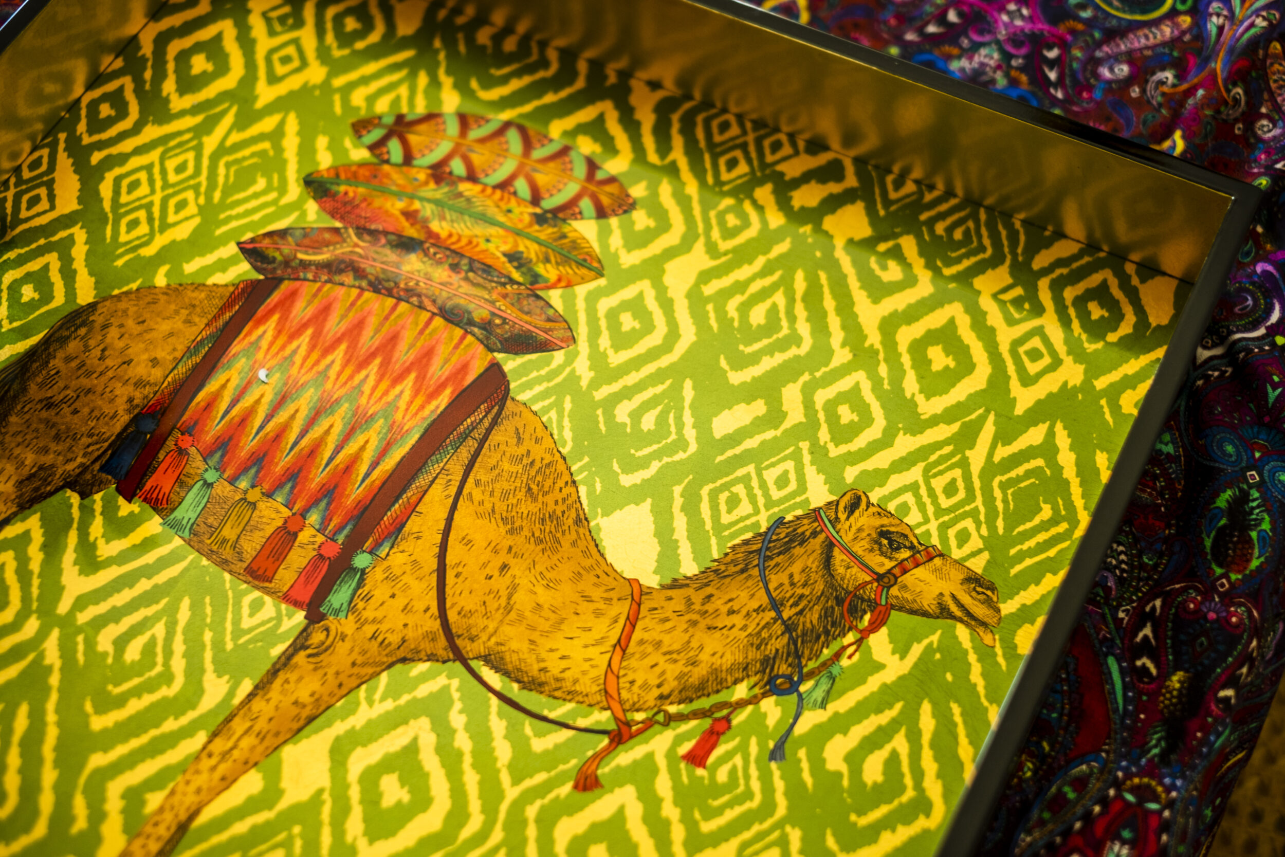 les-ottomans-x-matthew-williamson-tablett-lack-holz-mwlt01-tiermotiv image 3