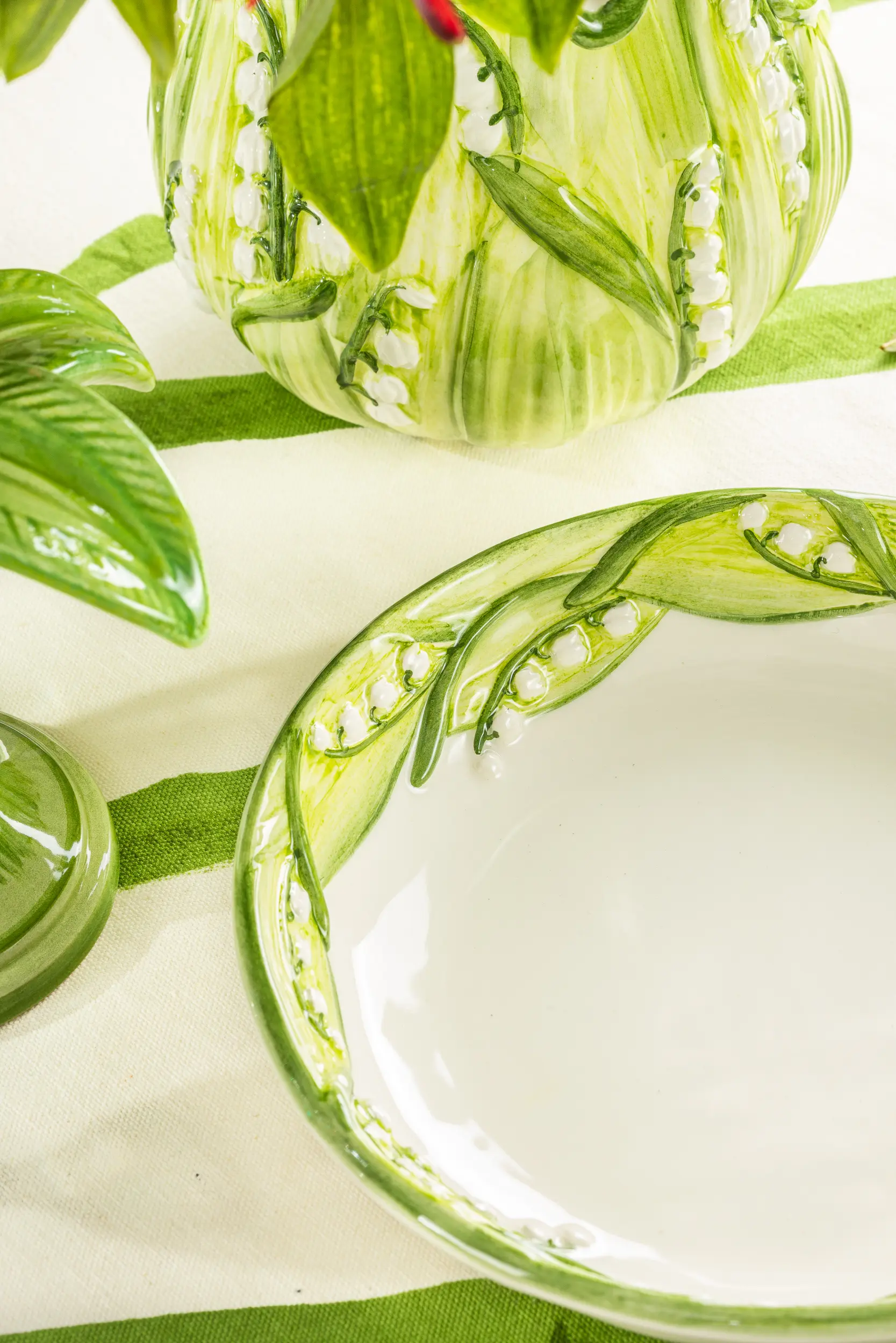 les-ottomans-lily-of-the-valley-pastateller-tief-keramik-handbemalt image 3