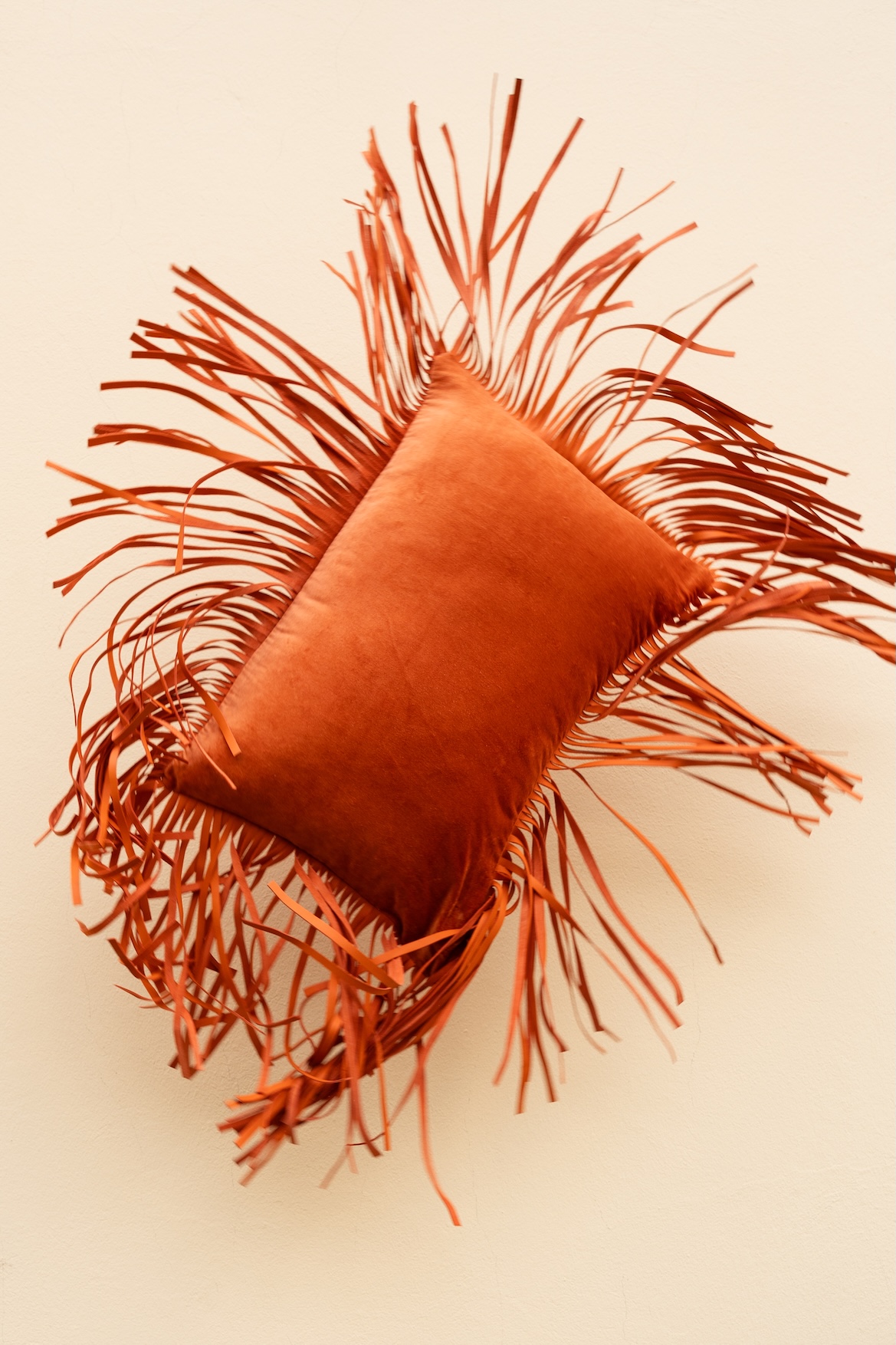 les-ottomans-kissenbezug-baumwollsamt-lederfransen-orange image 3