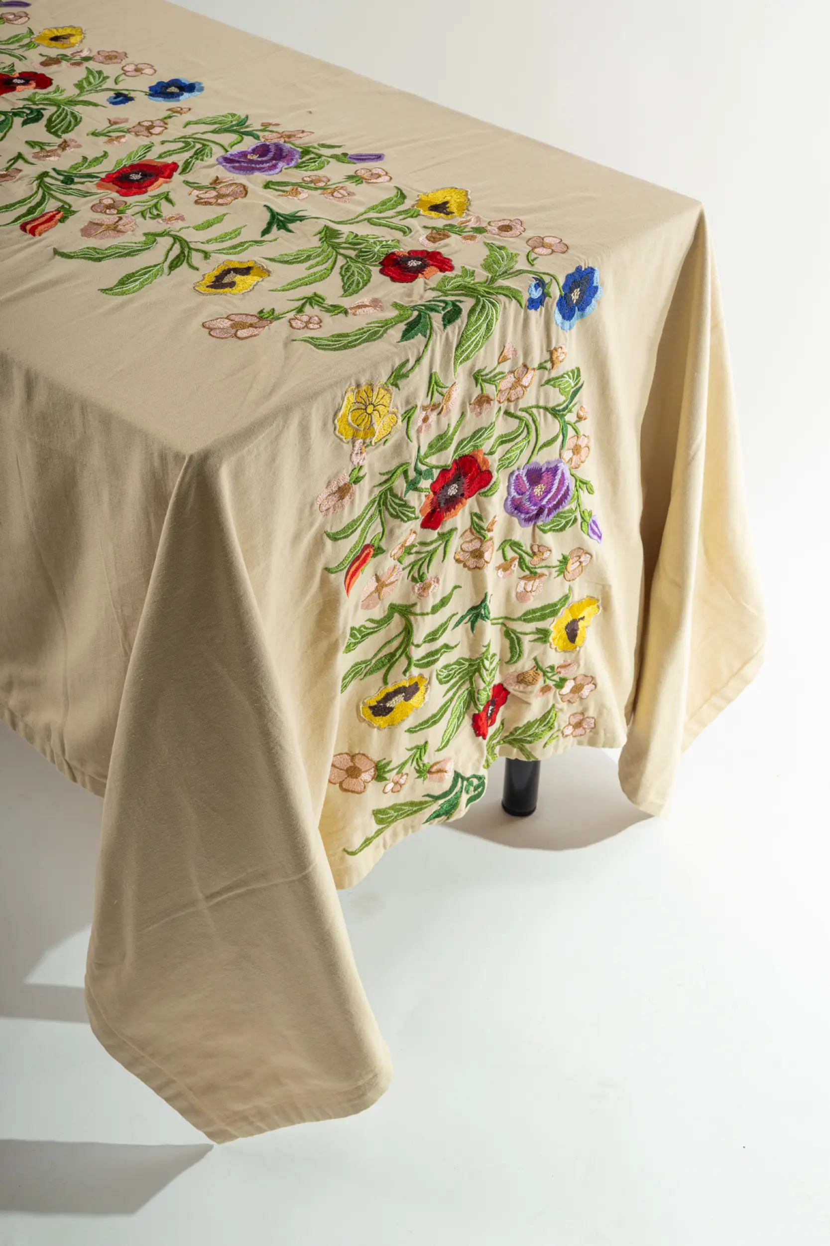 les-ottomans-ebt03-tischdecke-aus-baumwolle-mit-blumenstickerei image 1