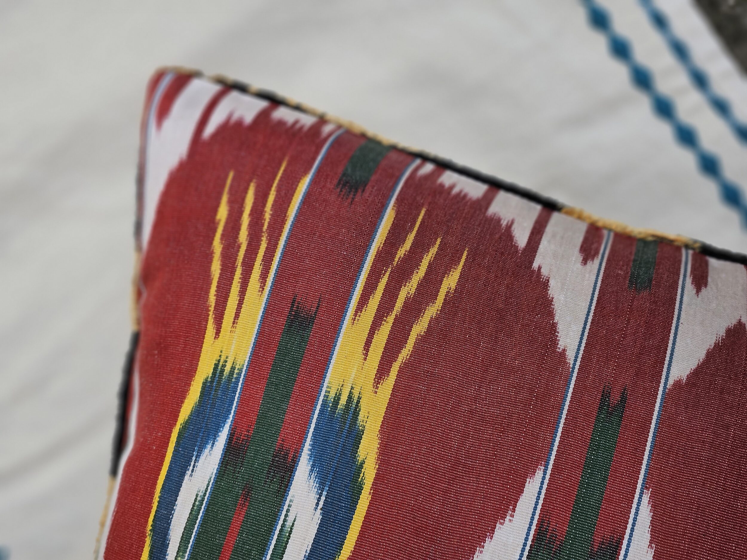 les-ottomans-seiden-samt-kissenbezug-wendekissen-ikat image 4
