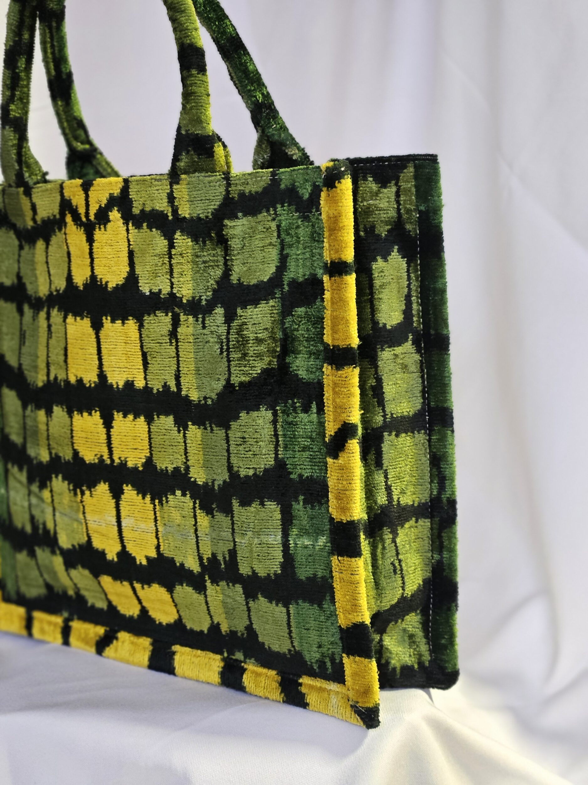 les-ottomans-tote-gro-13-seidensamt-ikat-muster image 3