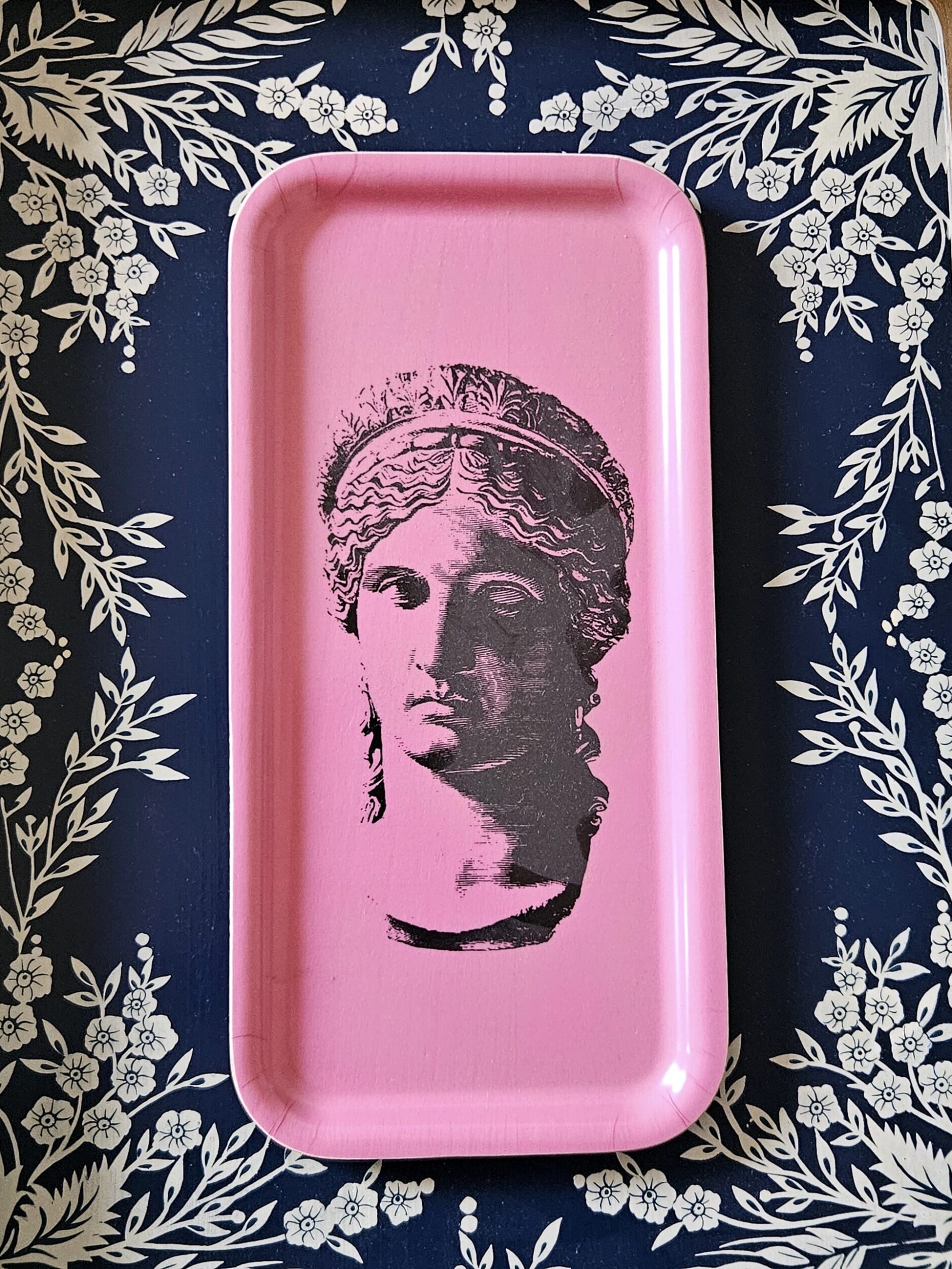 les-ottomans-holztablett-klassische-skulptur-rosa image 3