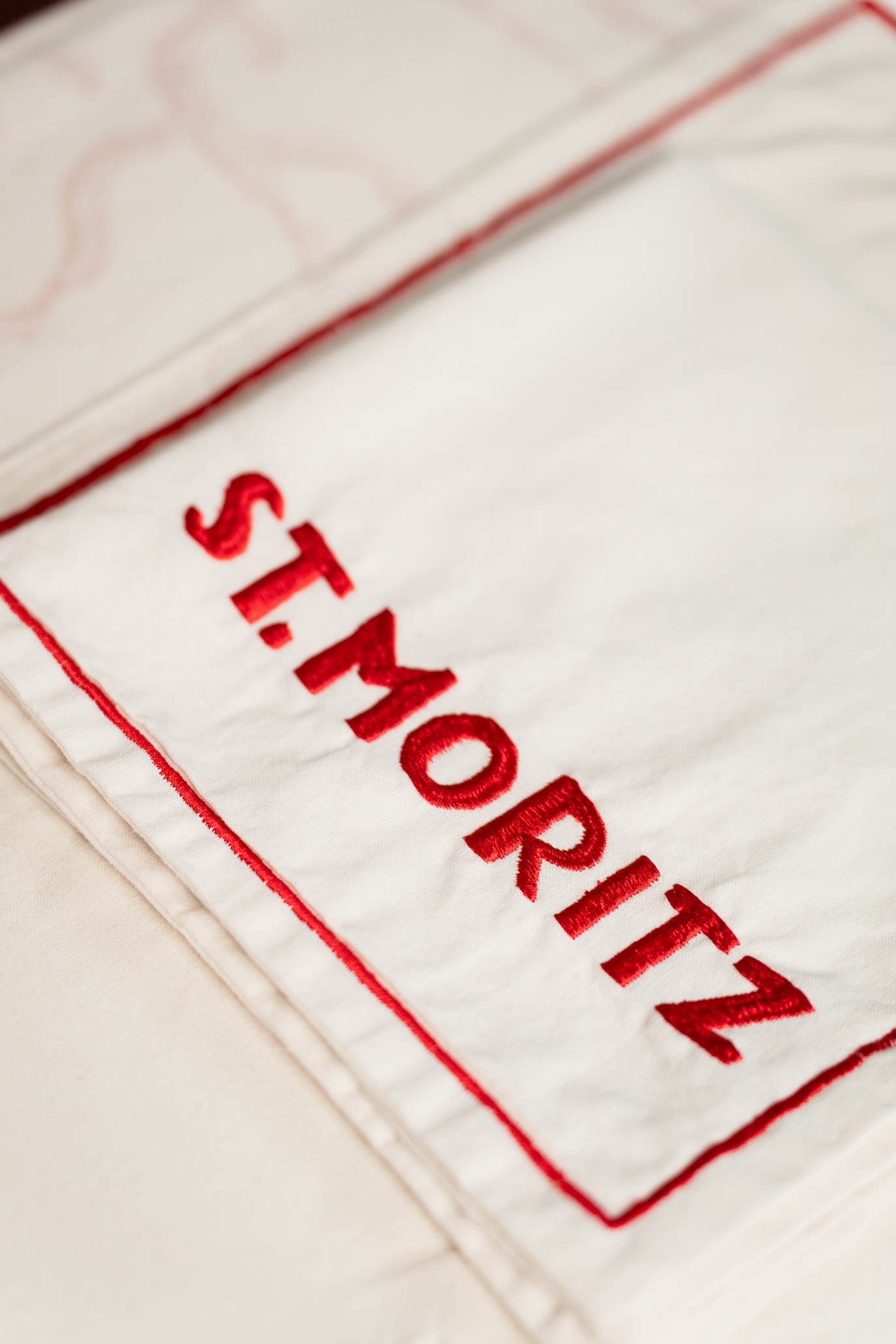 les-ottomans-st-moritz-platzset-und-serviette-aus-baumwolle-bestickt image 3