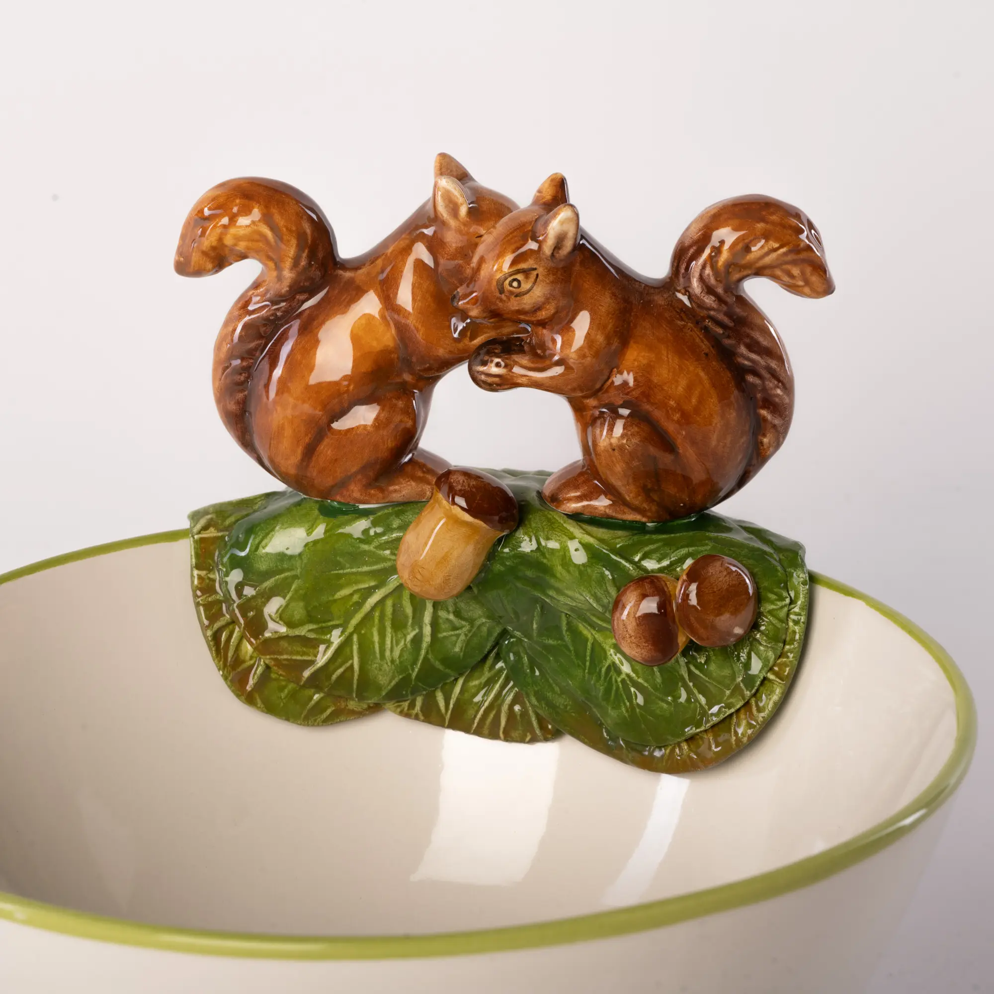 les-ottomans-menagerie-keramik-schale-mit-deckel-und-eichh-rnchen-figur image 3