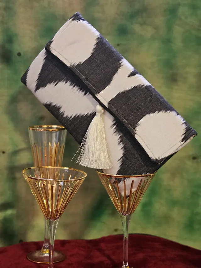 les-ottomans-ikat-102-clutch-pochette-mit-ikat-muster image 1