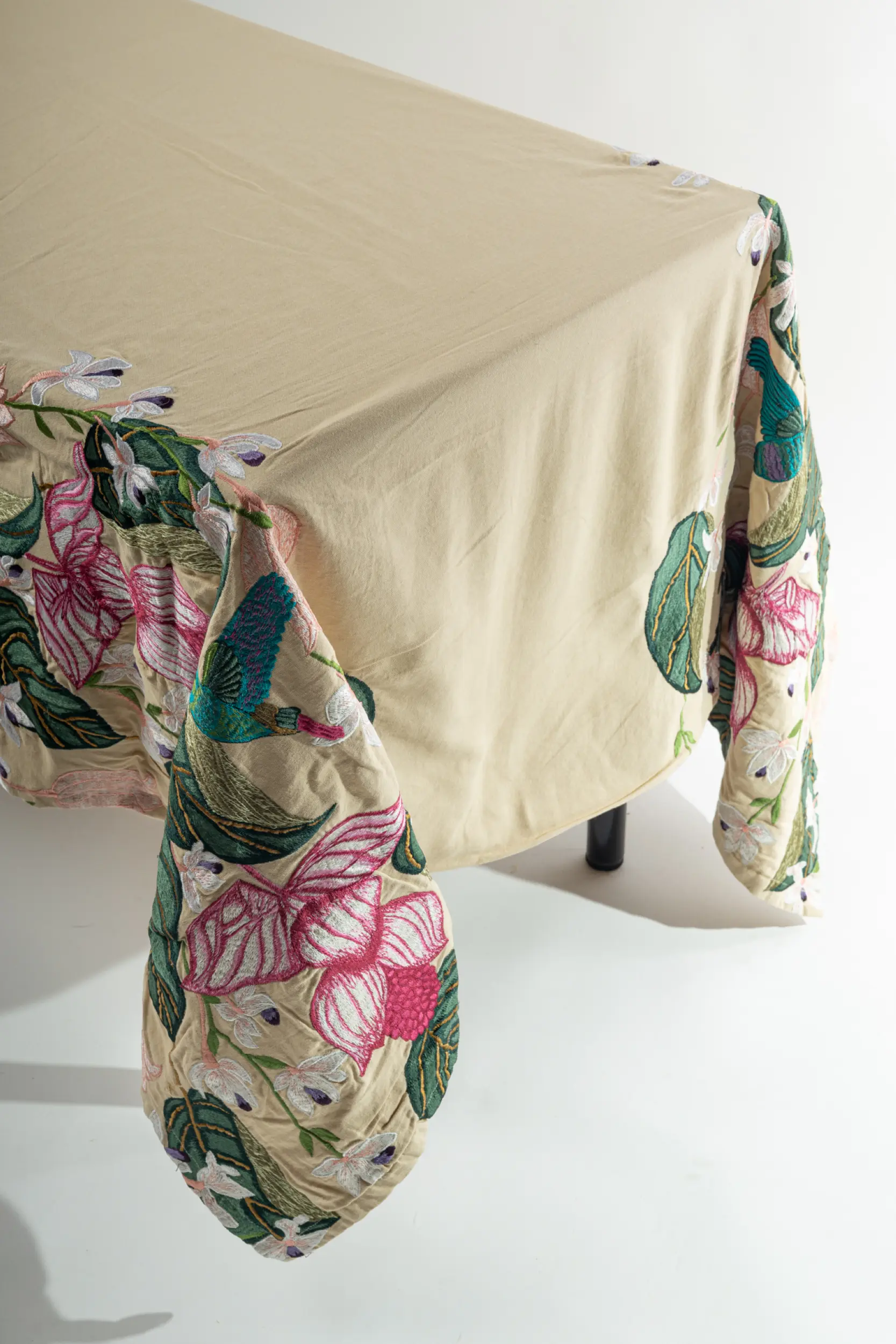 les-ottomans-ebt15-tischdecke-baumwolle-mit-blumen-stickerei image 1