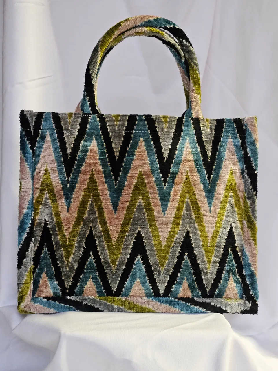 les-ottomans-grande-06-tote-shopper-aus-seidensamt-ikat image 1