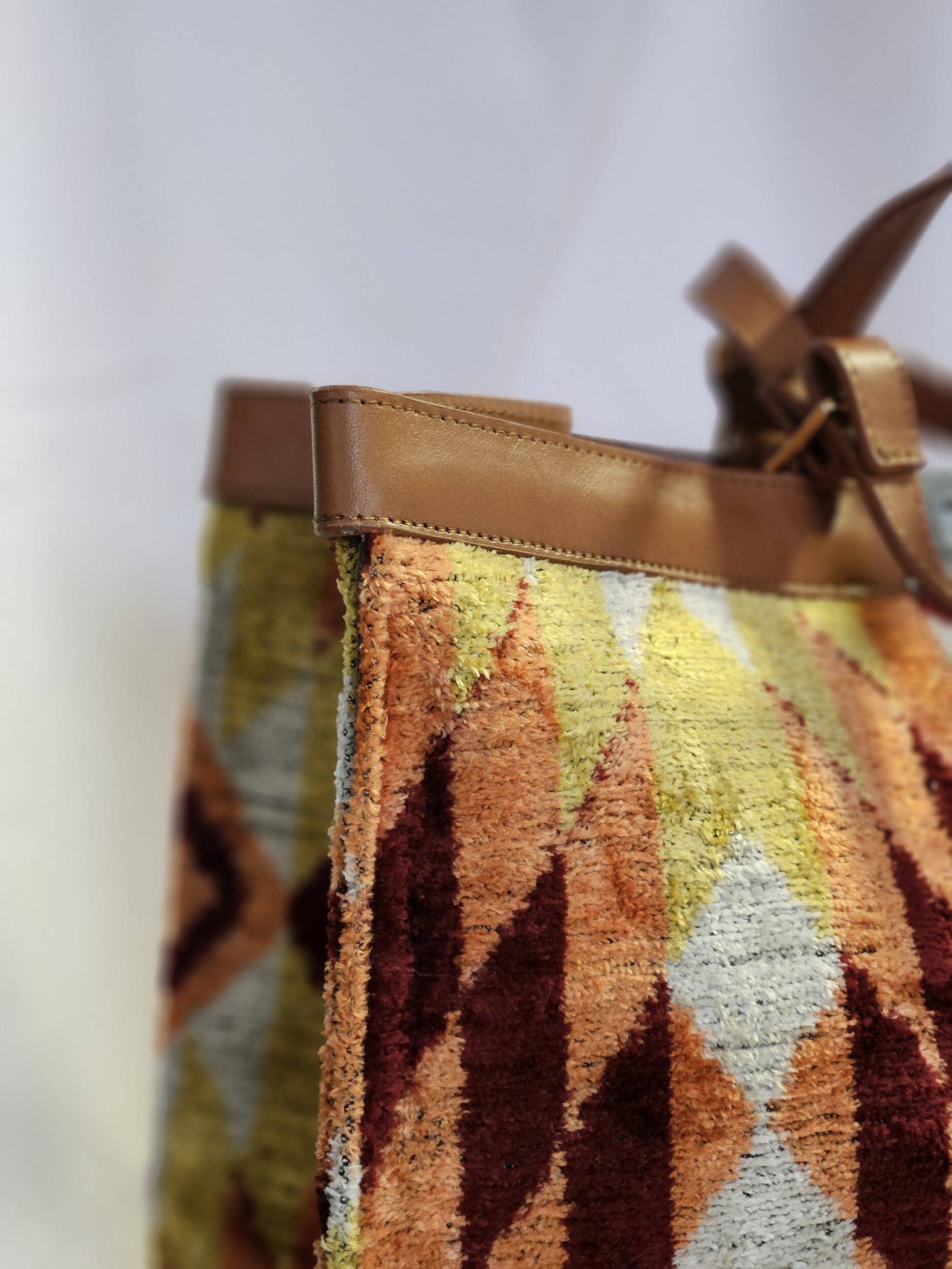 les-ottomans-grande-15-tote-bag-aus-seiden-samt-mit-ikat-muster image 2