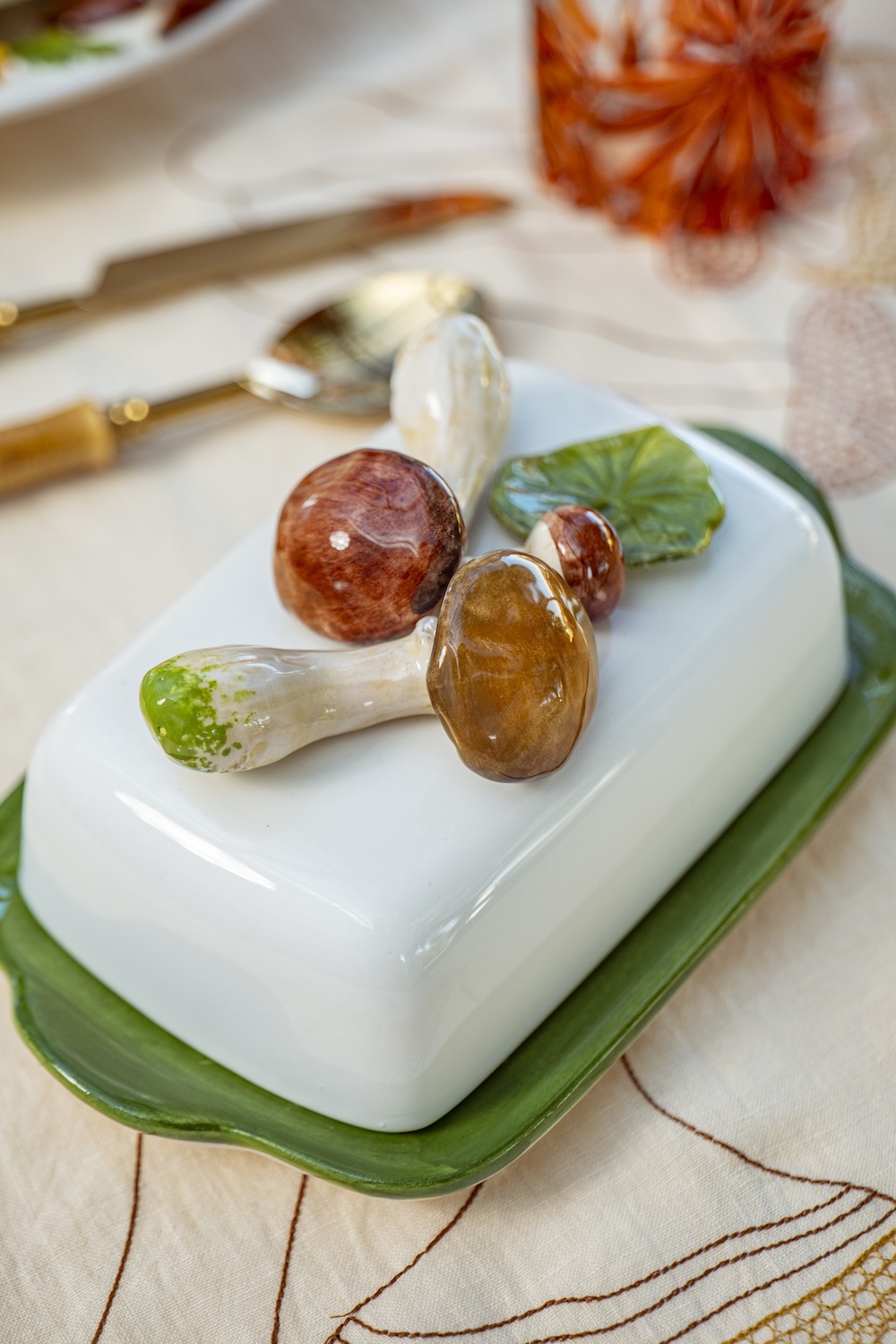 les-ottomans-the-mushrooms-butterdose-aus-keramik-pilz-handbemalt image 2