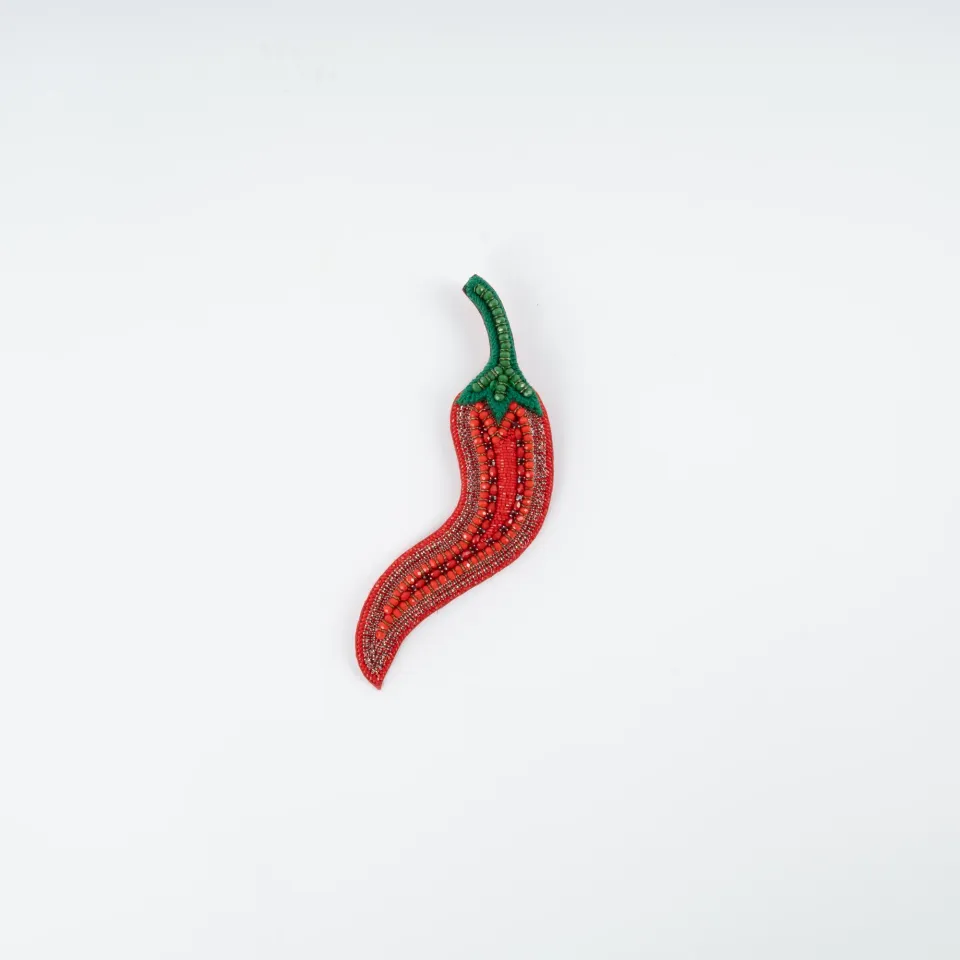 les-ottomans-chili-brosche-handgestickt image 1