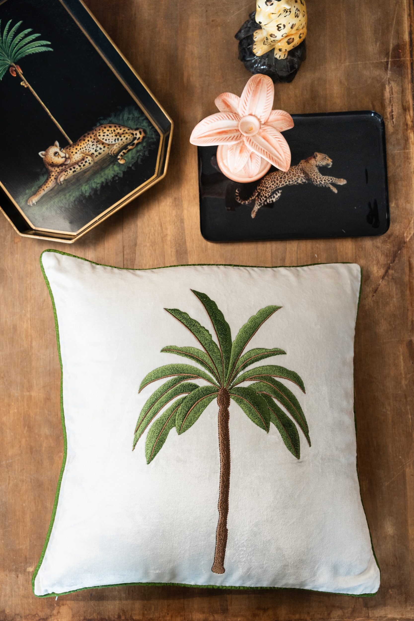 les-ottomans-ebc84-kissenbezug-samt-bestickt-palme image 2
