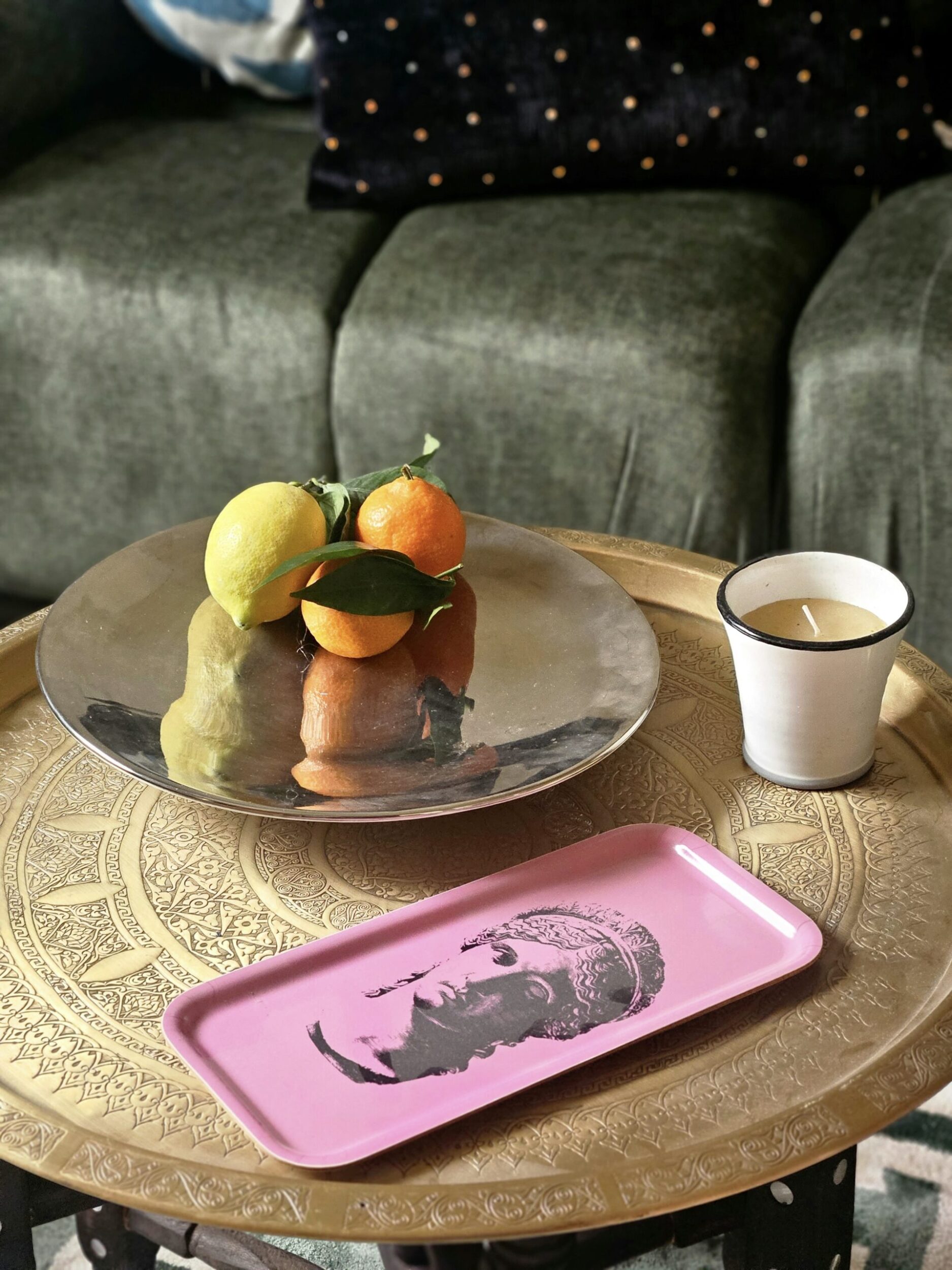 les-ottomans-holztablett-klassische-skulptur-rosa image 2