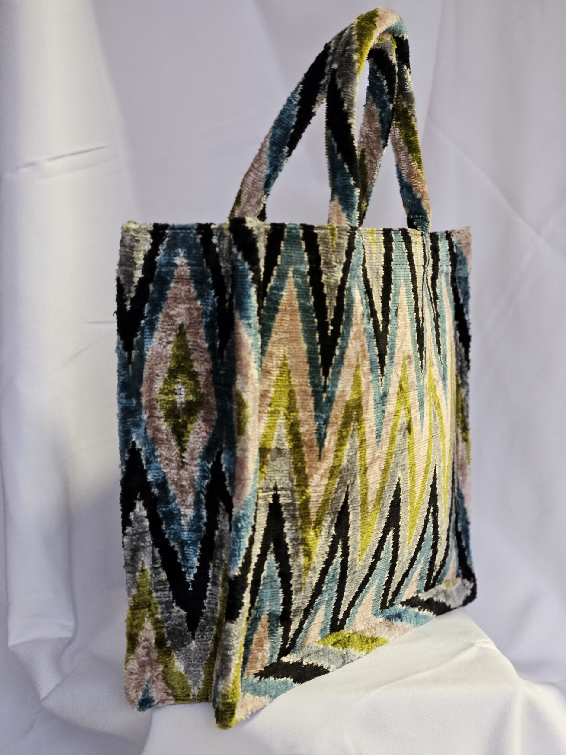 les-ottomans-grande-06-tote-shopper-aus-seidensamt-ikat image 3