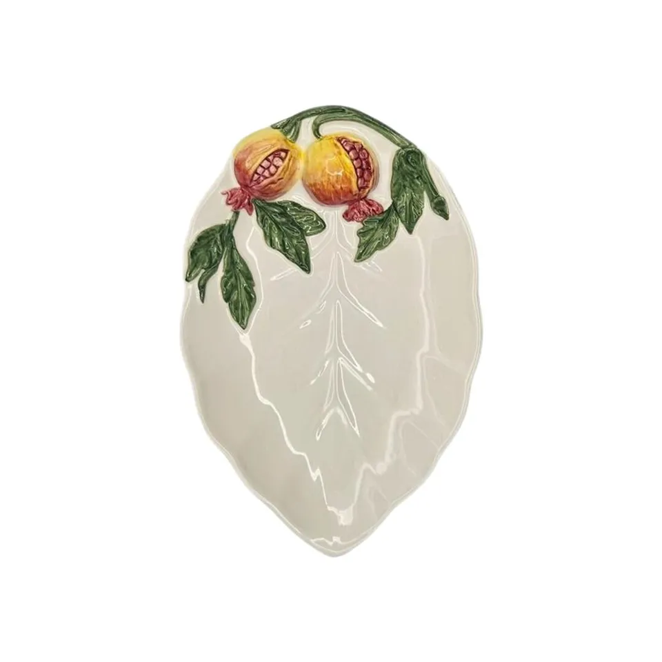 les-ottomans-melograno-pom07-serviertablett-blattform-keramik-handbemalt image 1