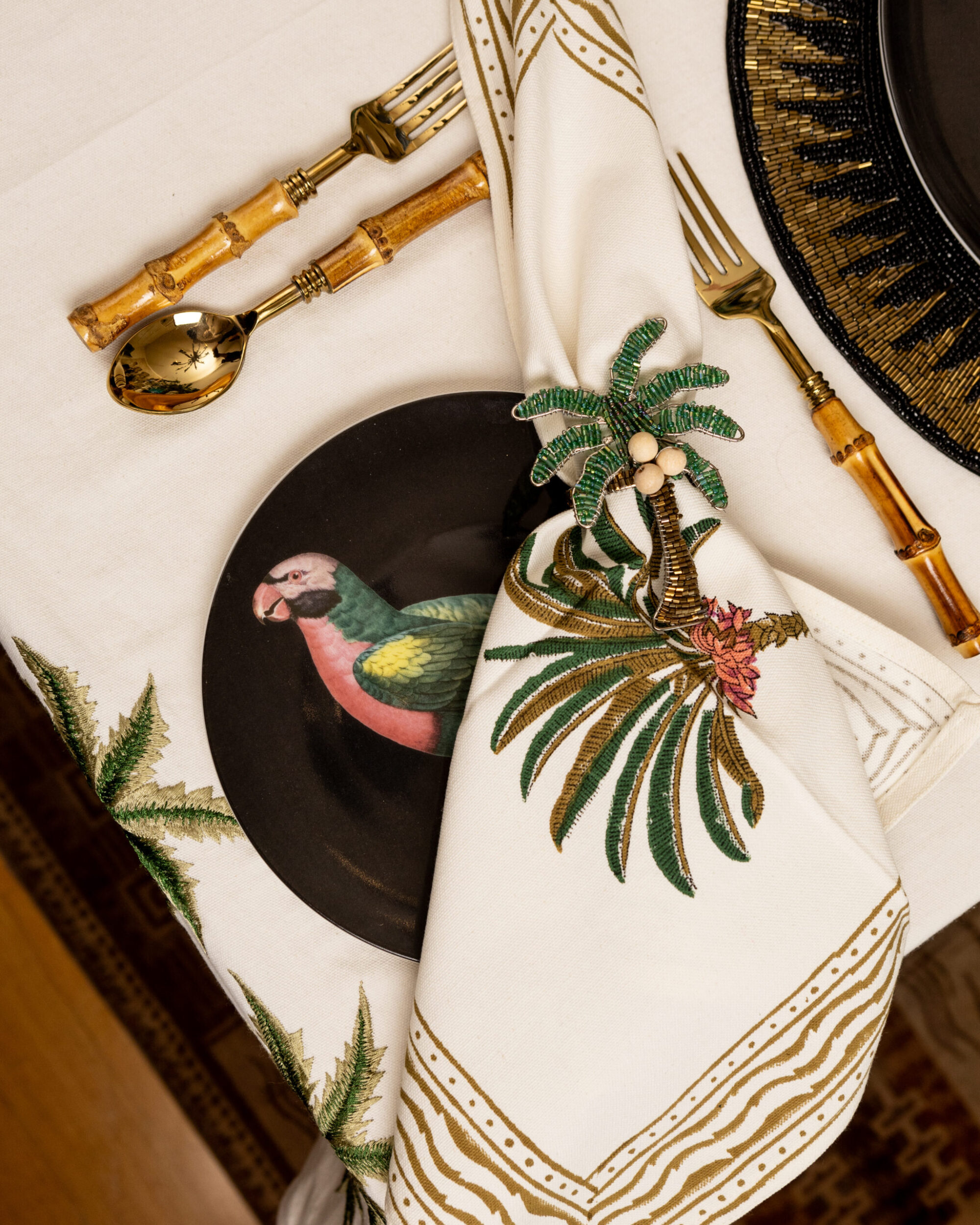 les-ottomans-the-black-collection-porzellan-dessertteller-pink-parrot image 2