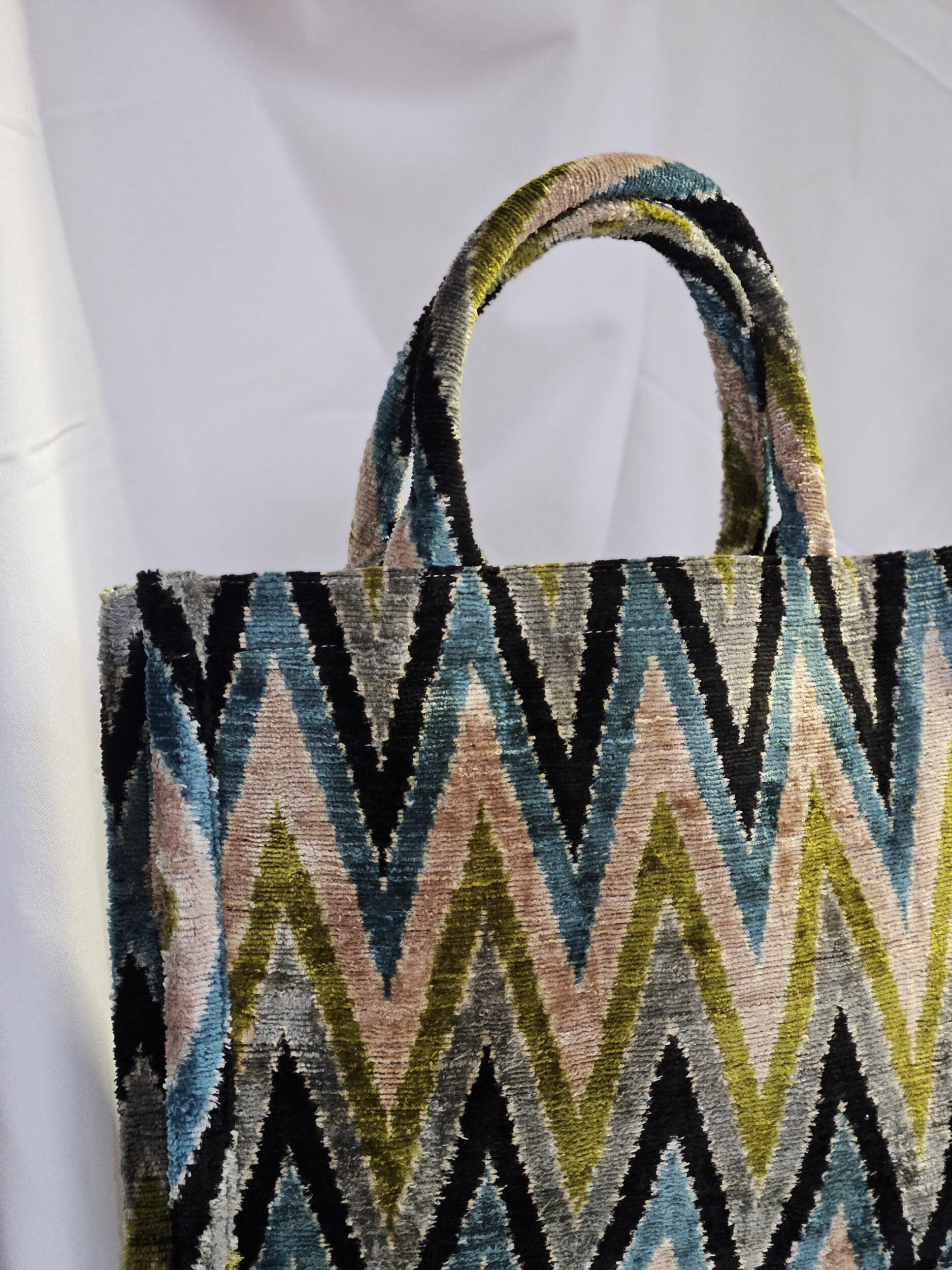 les-ottomans-grande-06-tote-shopper-aus-seidensamt-ikat image 2